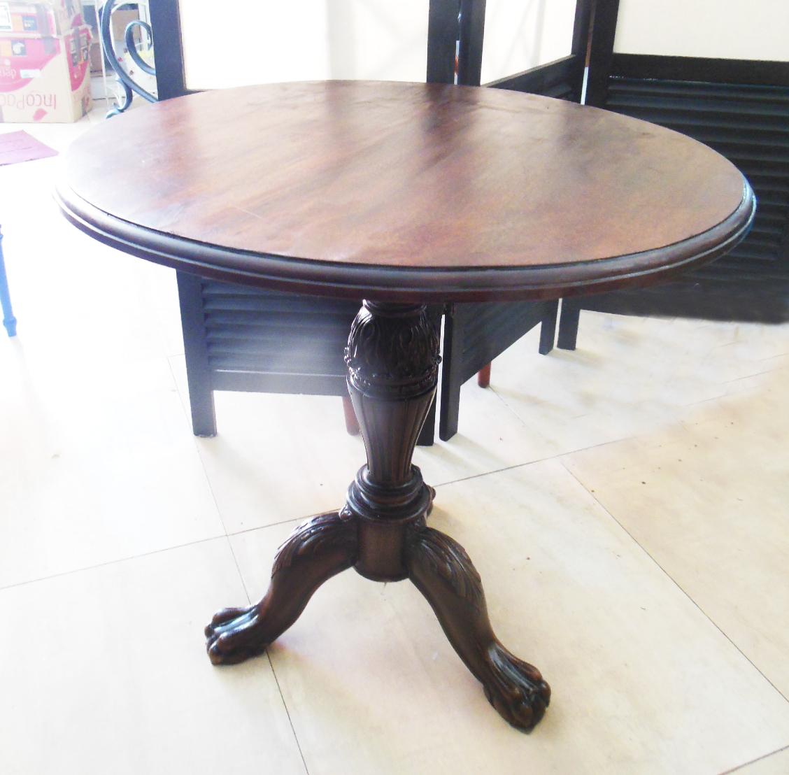 Chippendale Large Side Table Round Tripod-Shaped with Lion-Shaped Legs For Sale