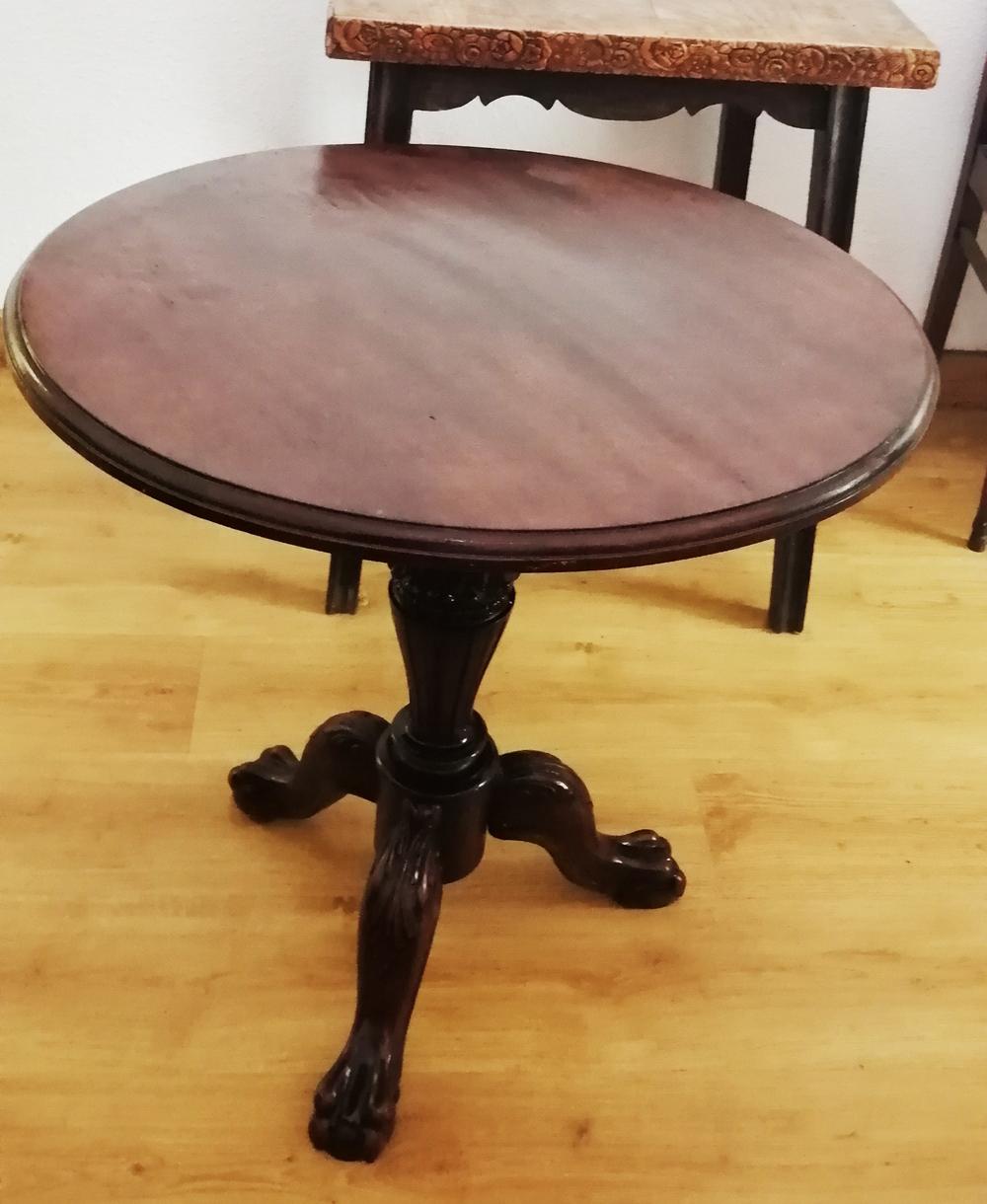 Bois Grande table d'appoint ronde en forme de tripode avec pieds en forme de lion en vente