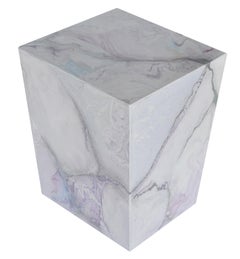 Mesa auxiliar blanca decorada a mano en Italia por Cupioli disponible