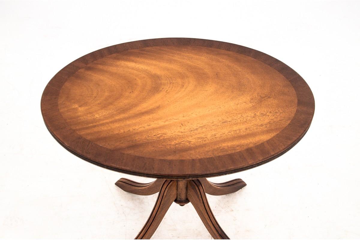 Table from the mid-20th century
Made of walnut wood.
Very good condition
Dimensions: height 48 cm / width 54 cm / depth 39 cm.