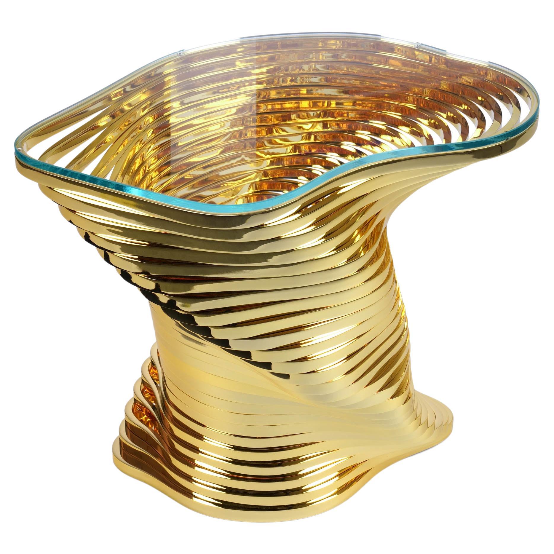 Der skulpturale Beistelltisch Vertigo Gold besteht aus 28 Edelstahlelementen, die sorgfältig auf Hochglanz poliert und einzeln mit wertvollem 24-karätigem Gold überzogen wurden. Ein wahres Juwel, das die Kraft hat, Sie zwischen den Reflexionen und