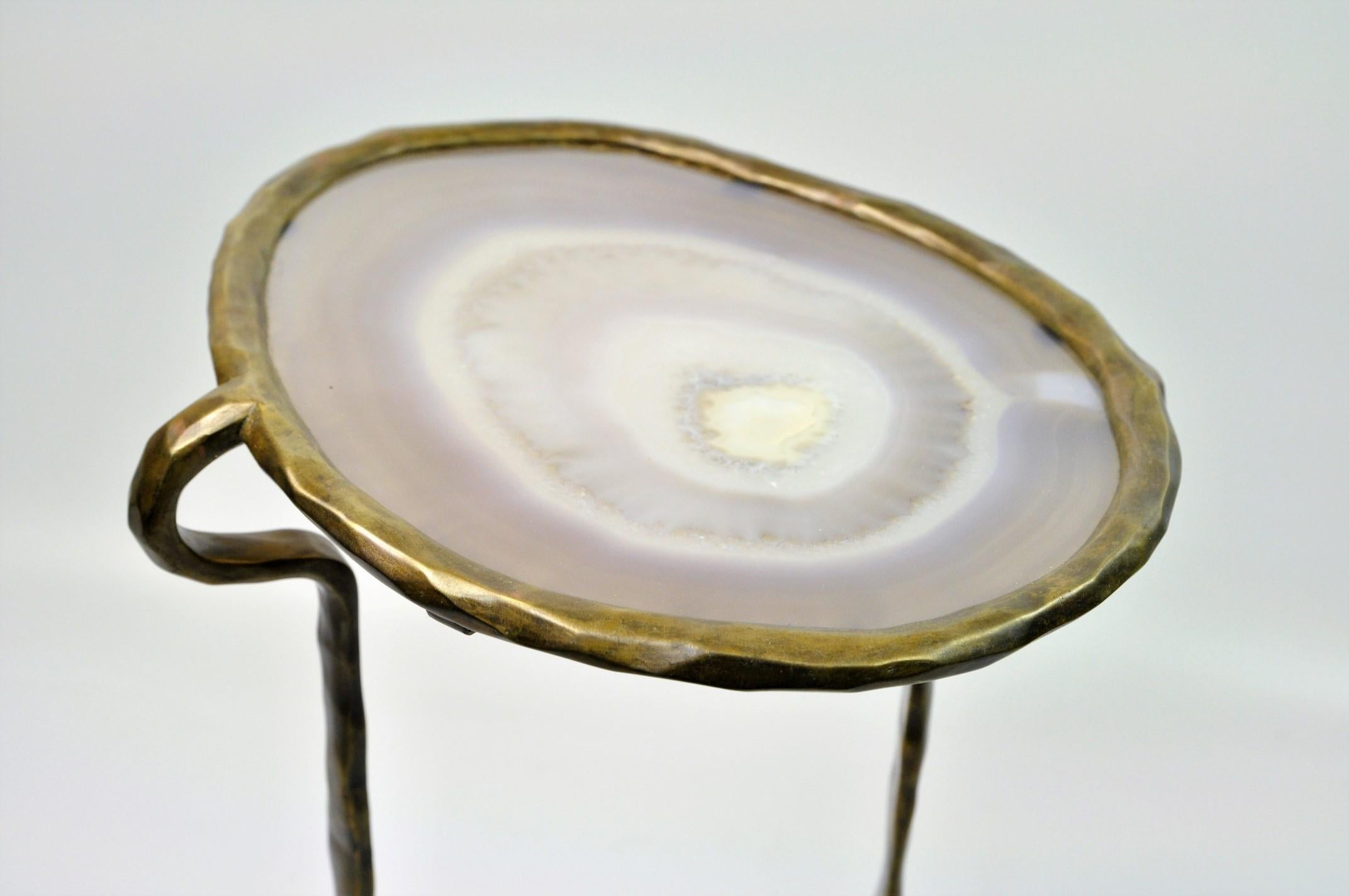 The SERPENT side table is a unique piece made of lost wax cast brass patinated in bronze with a beautiful large agate slice top.
The brass has been casted around the agate slice to fit perfectly its natural shape.
The natural agate gives a real