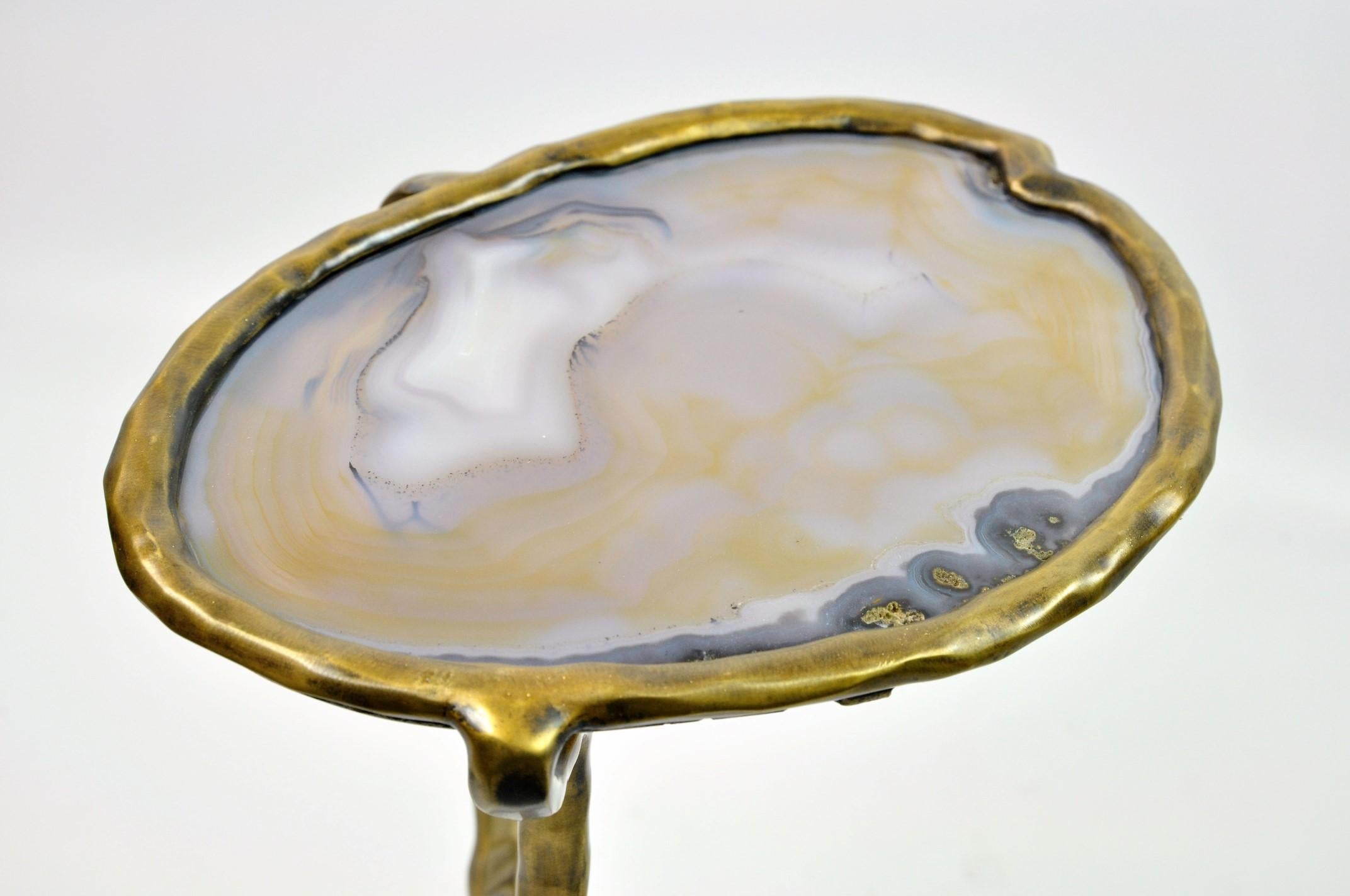 The Serpent side table is a unique piece made of lost wax cast brass patinated in bronze with a beautiful large agate slice top.
The brass has been casted around the agate slice to fit perfectly its natural shape.
The natural agate gives a real