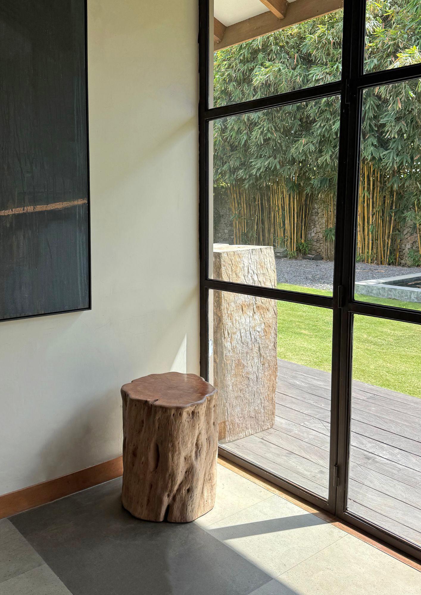 Un tavolino rotondo meravigliosamente organico. Il suo pigmento neutro e la sottile texture Wood lo rendono perfetto per qualsiasi spazio. Questo tavolo è stato ricavato da un solido tronco di legno di litchi. Per ottenere il pigmento, il legno è