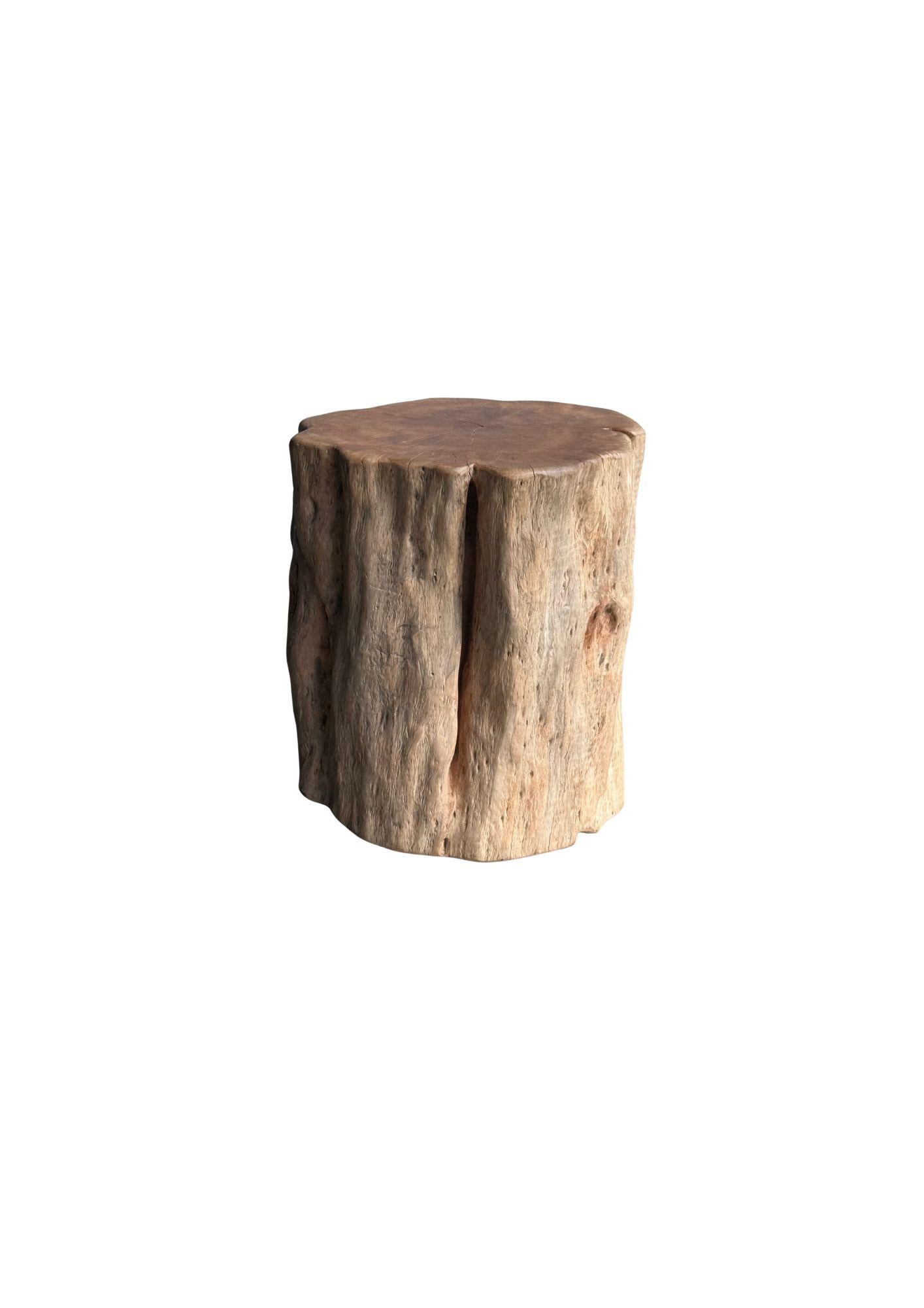 Organico moderno Tavolino in legno massiccio di litchi con finitura sbiancata Moderno Organico in vendita