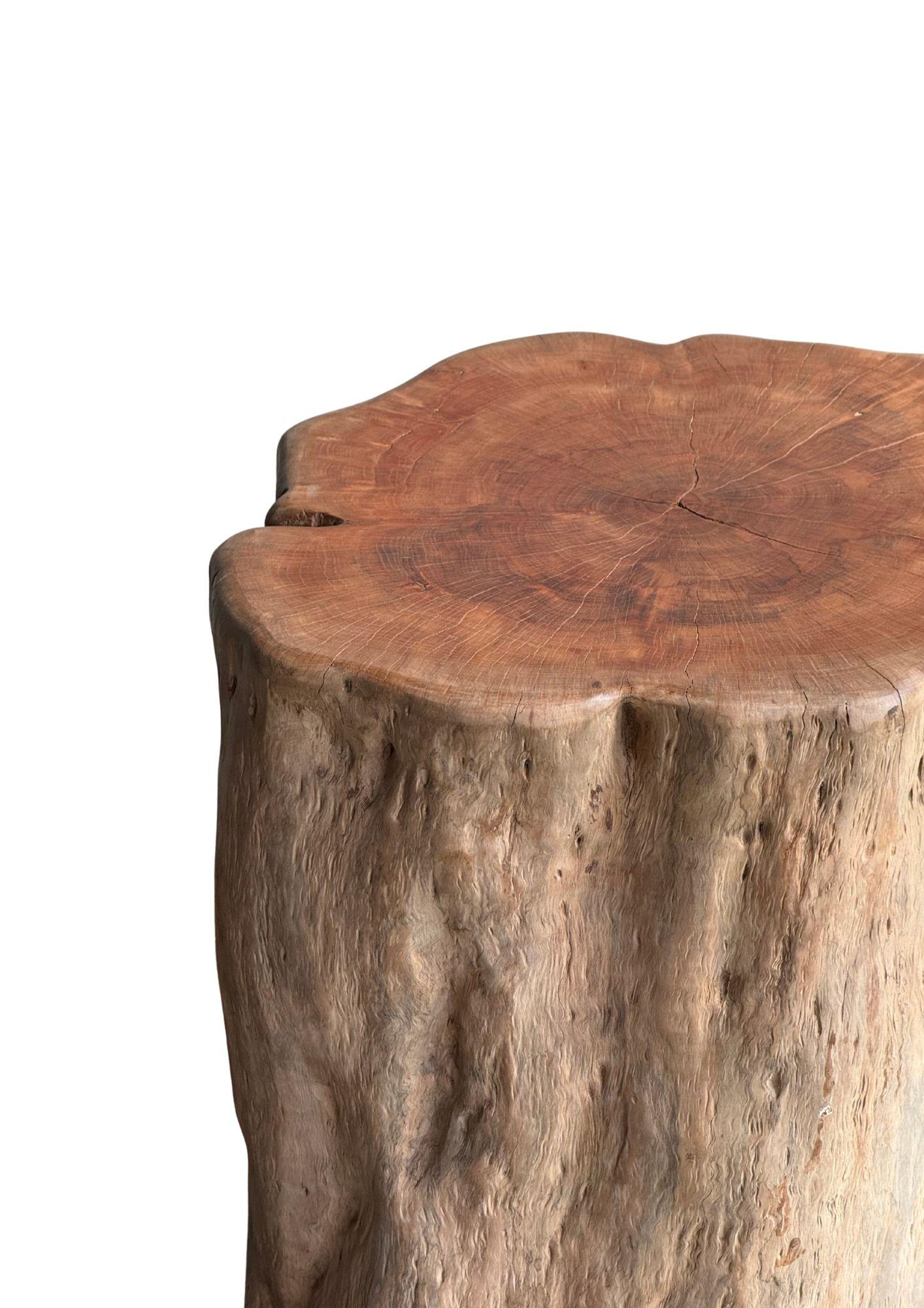 Indonesiano Tavolino in legno massiccio di litchi con finitura sbiancata Moderno Organico in vendita