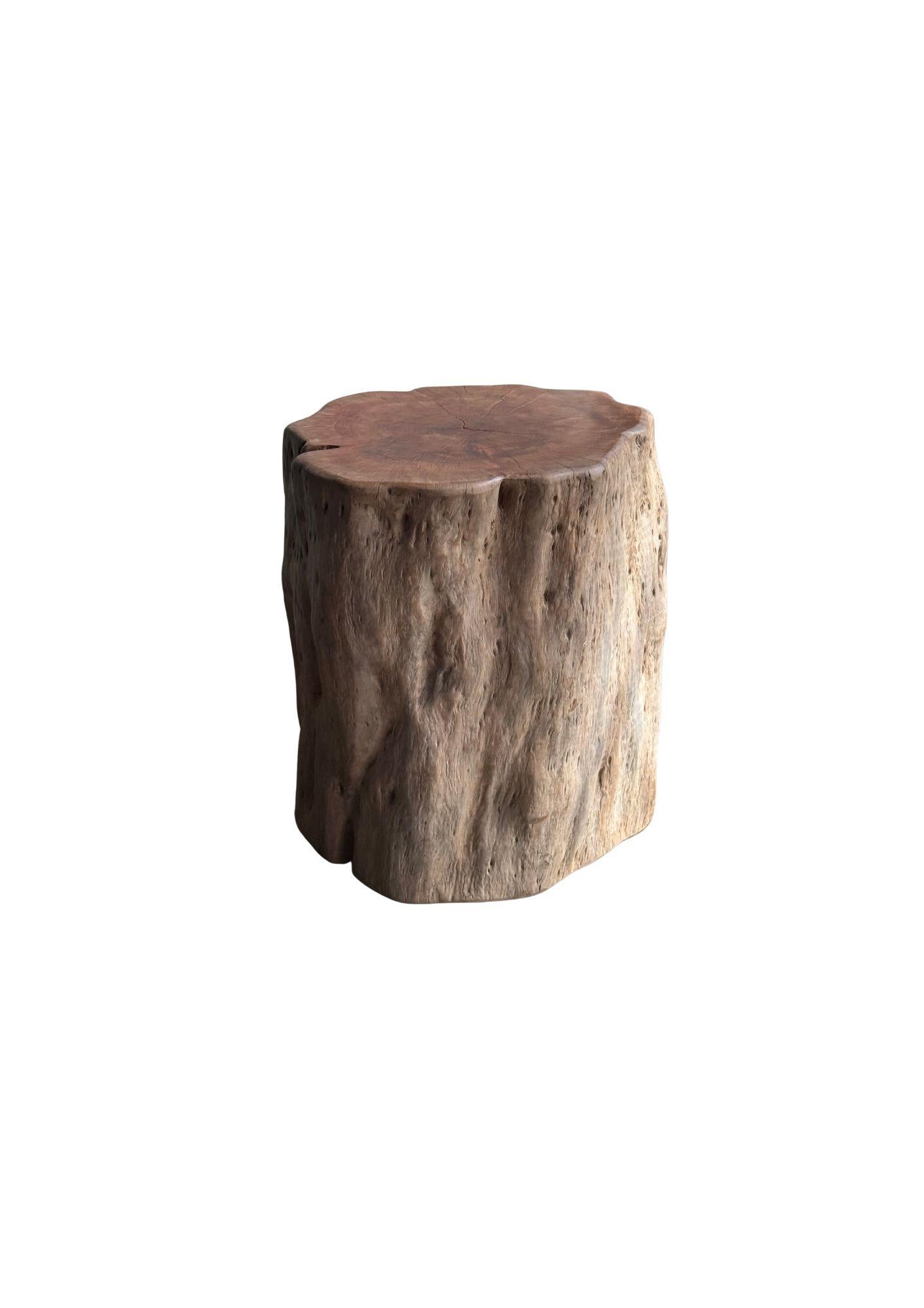 Fatto a mano Tavolino in legno massiccio di litchi con finitura sbiancata Moderno Organico in vendita