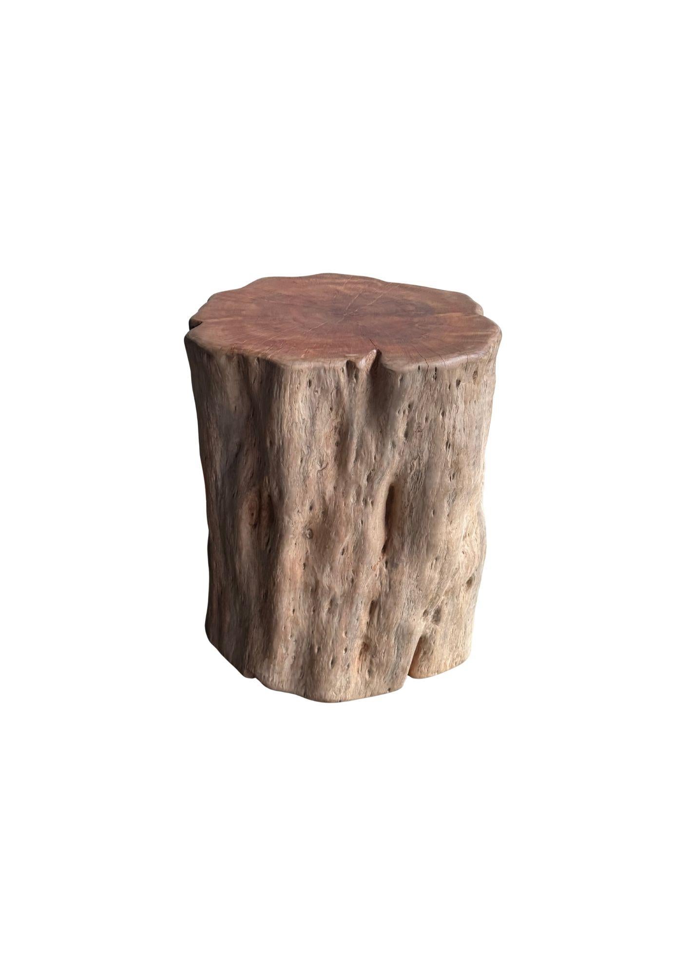 Legno di alberi da frutto Tavolino in legno massiccio di litchi con finitura sbiancata Moderno Organico in vendita