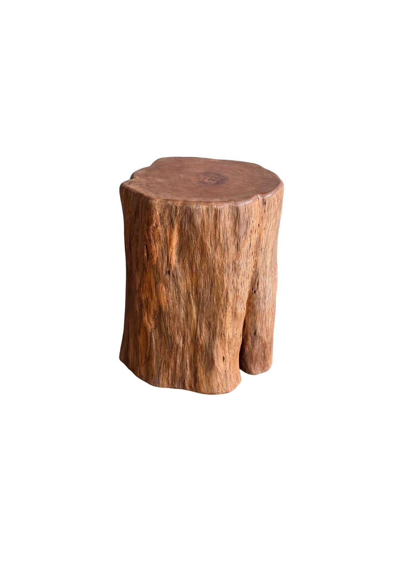 XXI secolo e contemporaneo Tavolino in legno massiccio di litchi con finitura naturale, moderno e organico in vendita