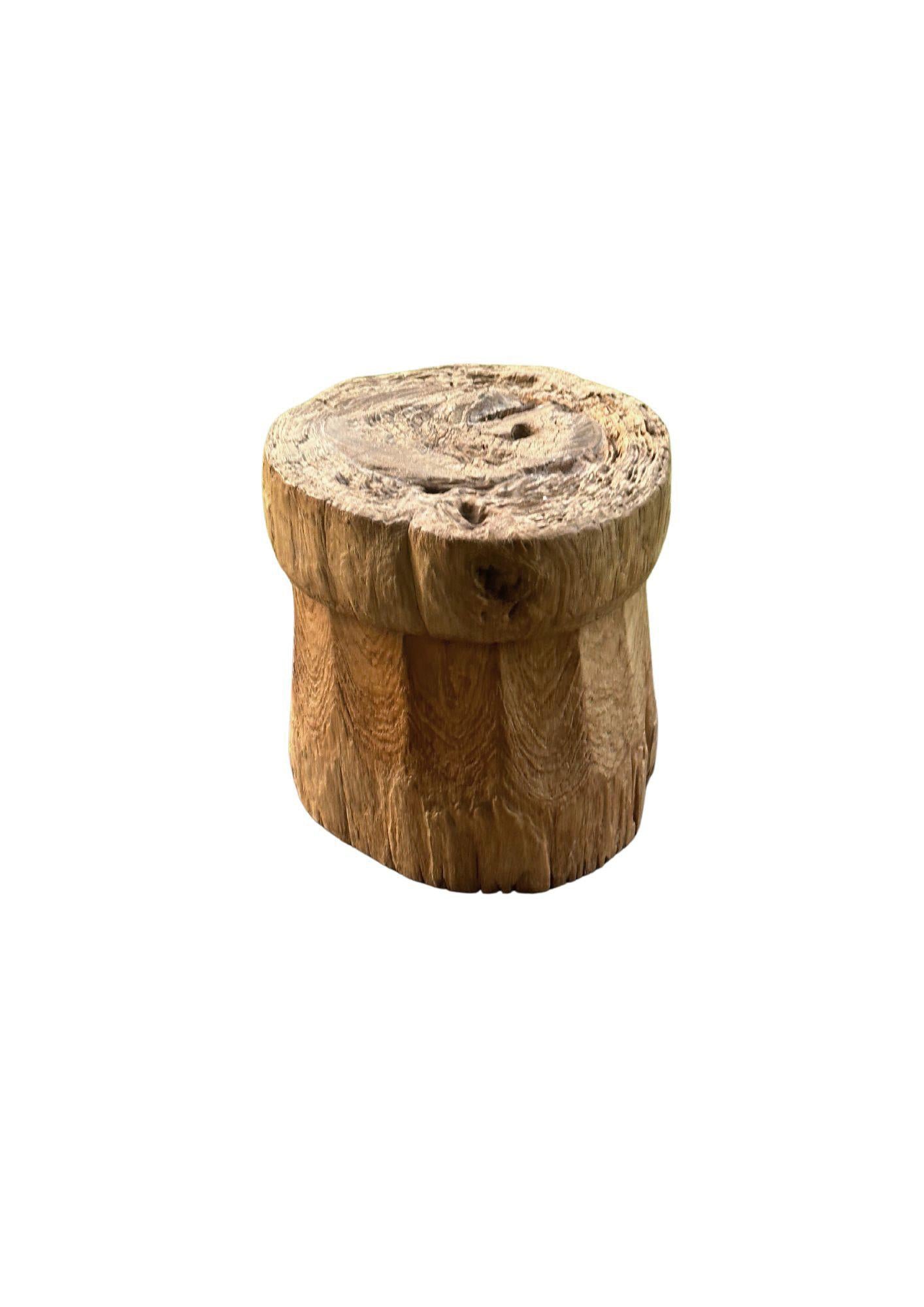 Un tavolino meravigliosamente organico ricavato da un unico blocco di radica di teak. Il suo pigmento neutro e la sottile texture Wood lo rendono perfetto per qualsiasi spazio. Il mix di tonalità e le texture del legno ne aumentano il fascino.

   