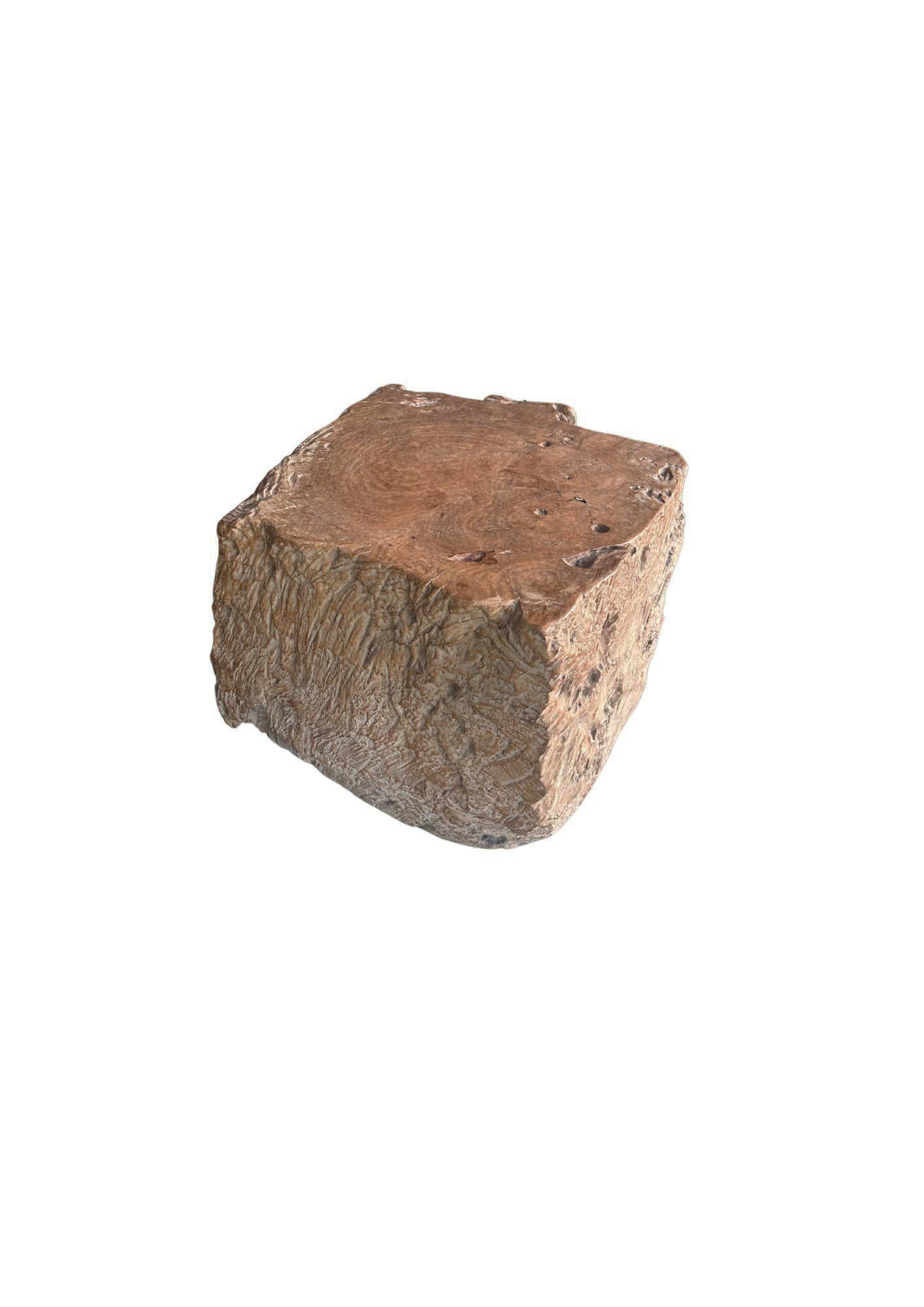 Indonésien Table d'appoint en teck massif finition naturelle finition organique moderne en vente