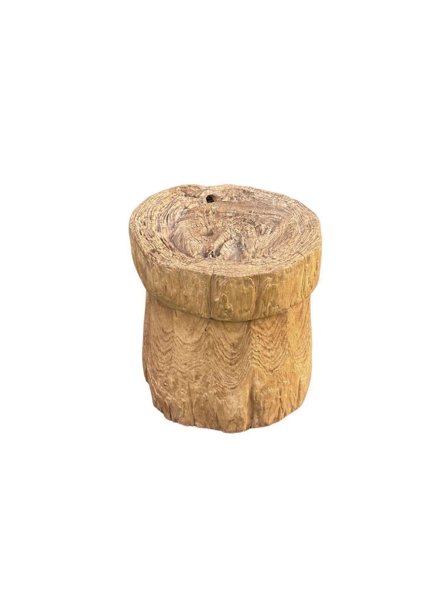 Indonesiano Tavolino in legno massiccio di Teak Burl Wood Finitura naturale Moderno Organico in vendita