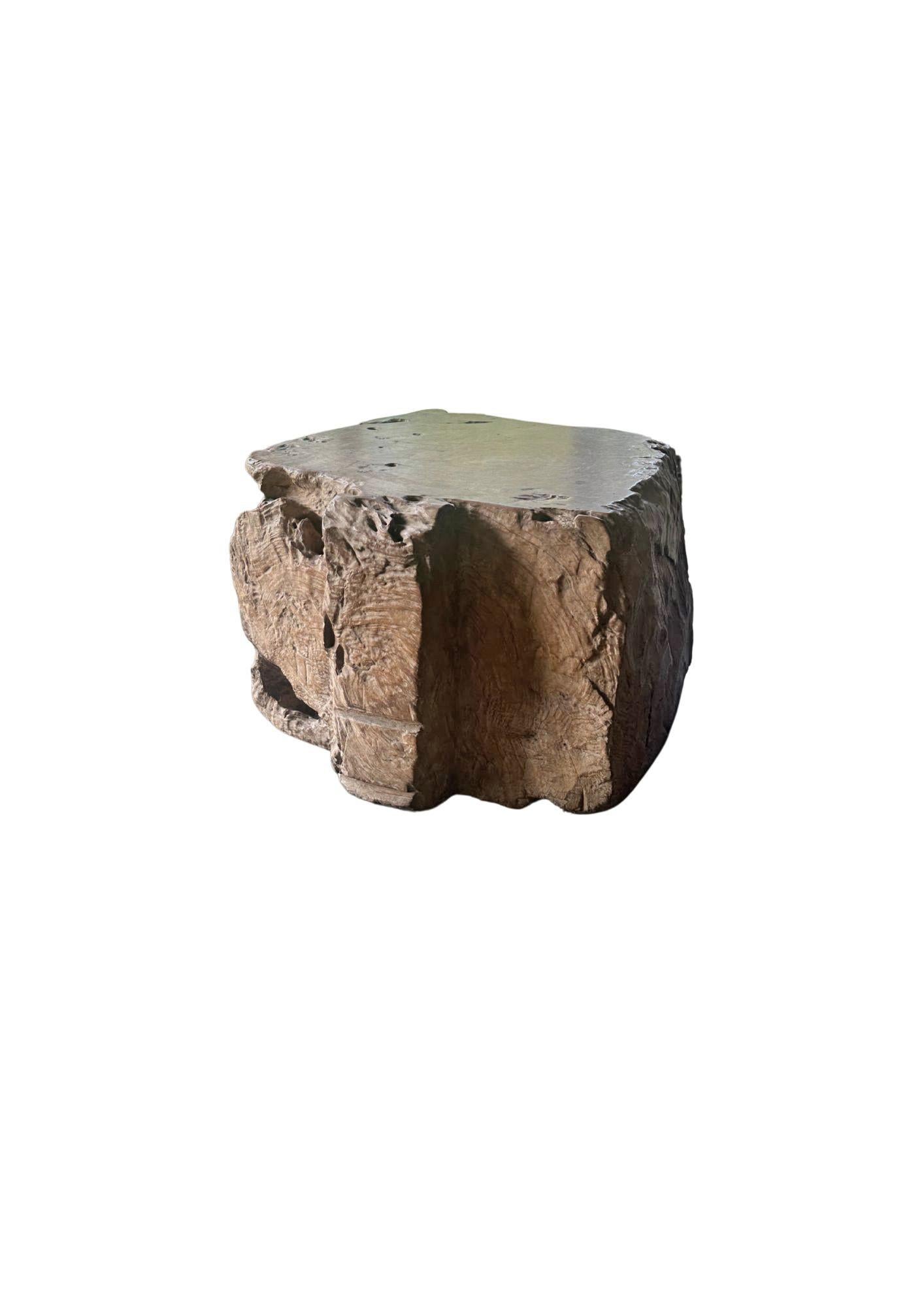 Fait main Table d'appoint en teck massif finition naturelle finition organique moderne en vente