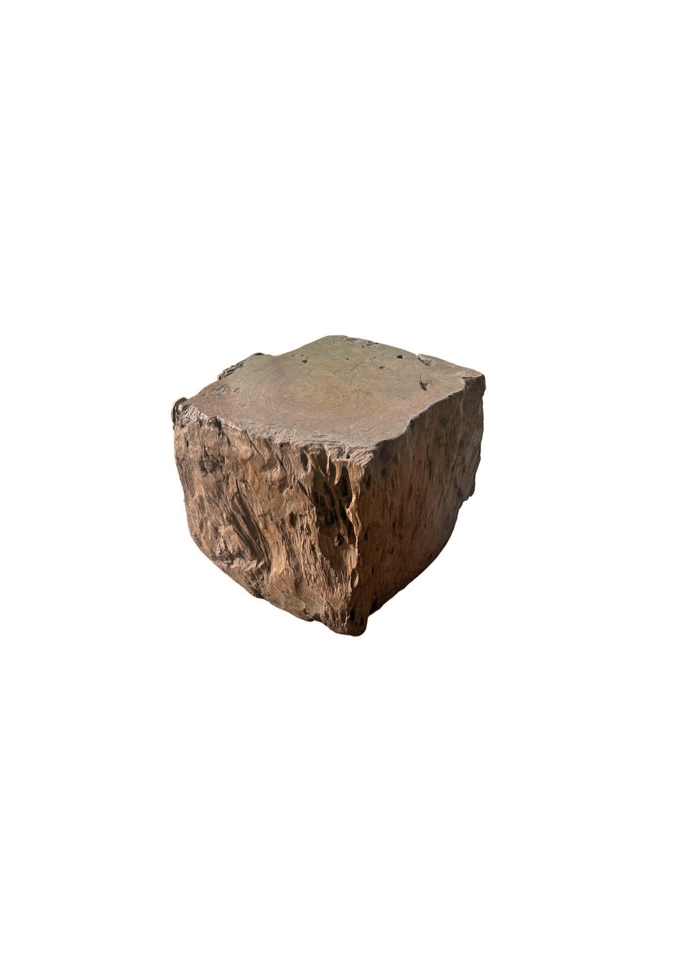Table d'appoint en teck massif finition naturelle finition organique moderne en vente 1