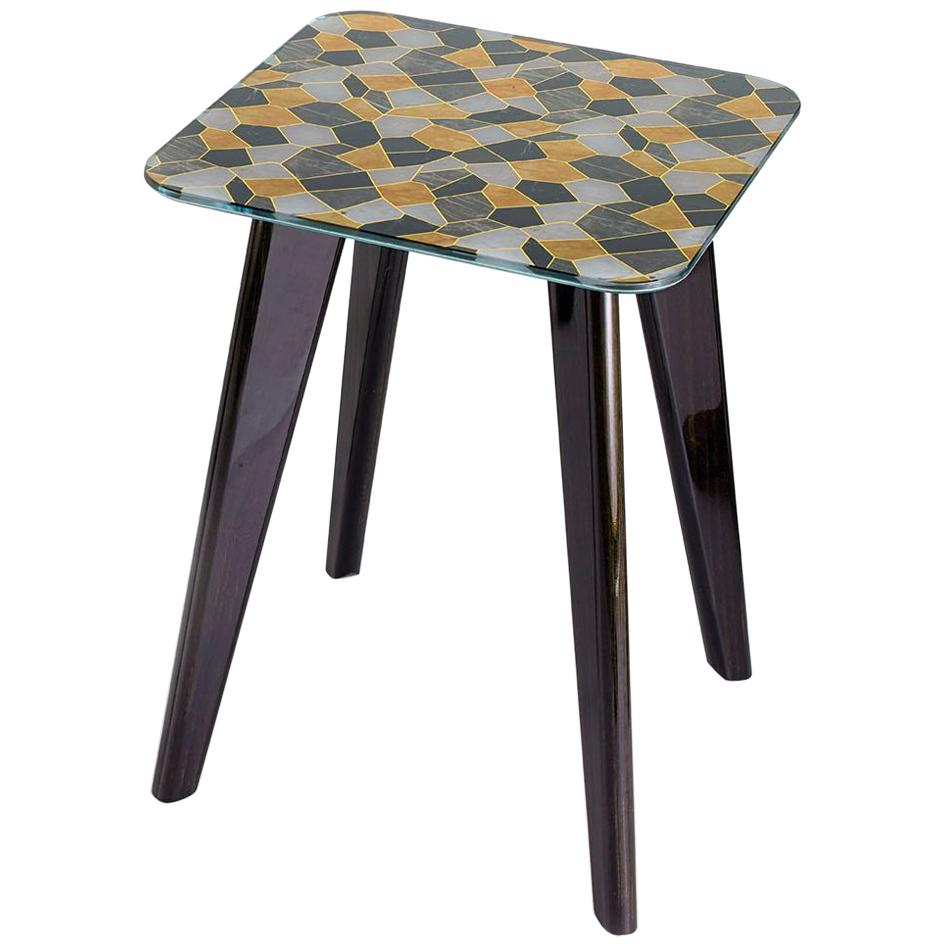 Table d'appoint à pieds en bois massif avec peinture métallique mate et plateau en Vetrite