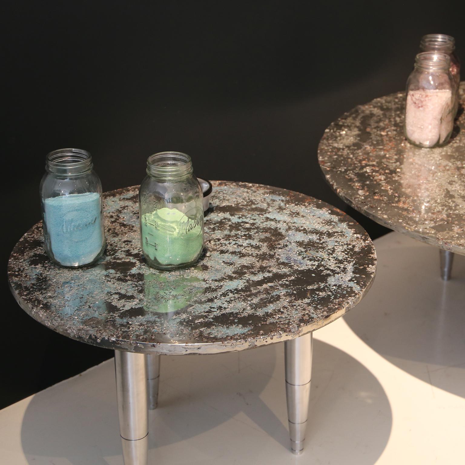 Dieser zeitgenössische Couchtisch ist ein Einzelstück, das von Xavier Lavergne entworfen wurde und aus geschmolzenem Zinn mit venezianischem Muranoglas besteht, das in Harz eingebettet und wie ein Marmor poliert ist. Der Tisch wird in Frankreich