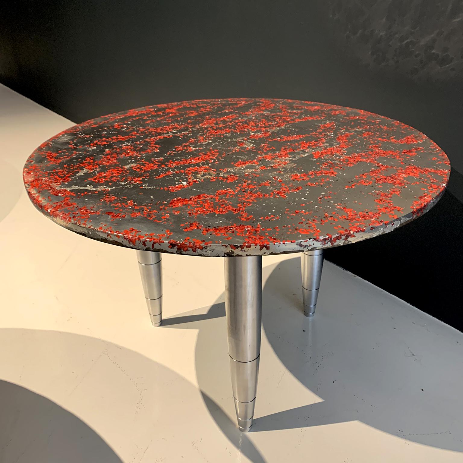 En stock : Cette table basse contemporaine est une pièce unique, créée par Xavier Lavergne et réalisée en étain fondu avec du verre de Murano de Venise, incrusté dans la résine et poli comme un marbre. La table est fabriquée à la main en France.