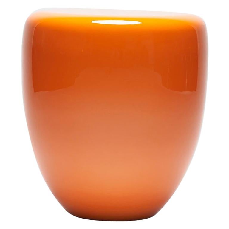 DOT DOT  non è un tavolo angolare. È un invito. Un esperimento versatile. In primo luogo, si tratta di un occhio ipnotizzato dal materiale. L'attenzione è catturata da questo curioso magma. Mate, patina lucida, bicolore, guscio d'uovo o marmo, non