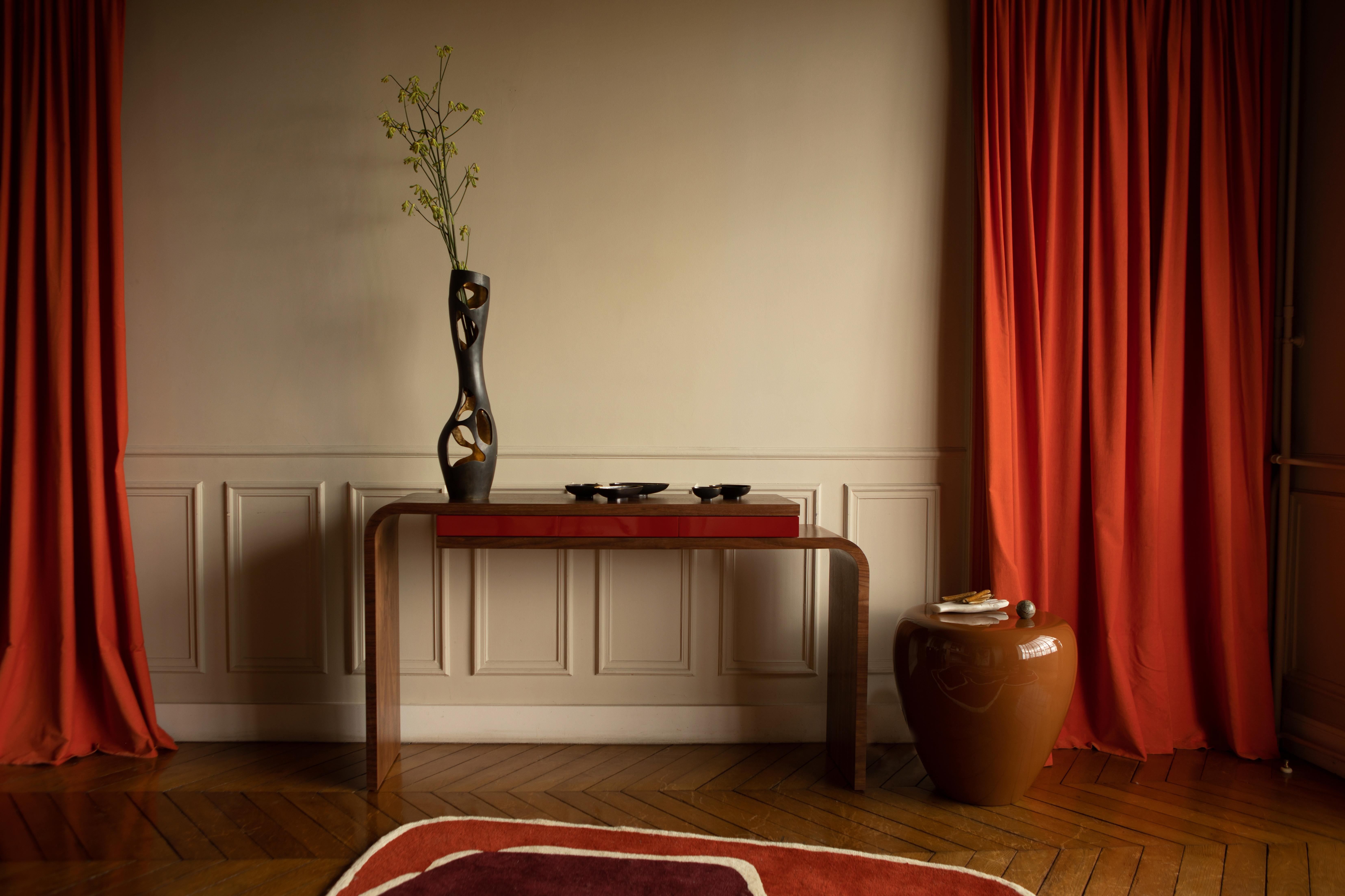 Laqué Table d'appoint Tawny DOT M de Reda Amalou Design - Laque brillante en vente