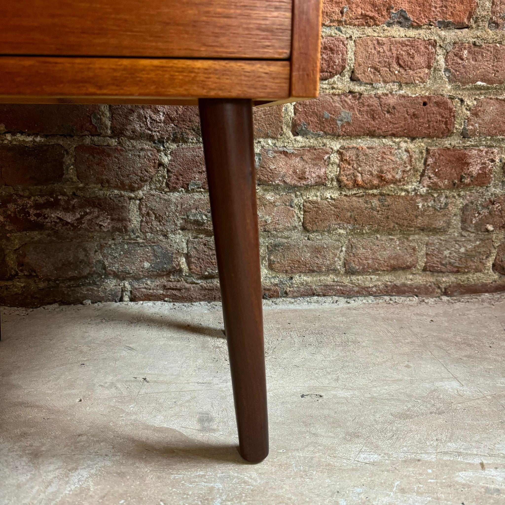 Table d'appoint, teck, Danemark 1960 Bon état - En vente à Torino, IT