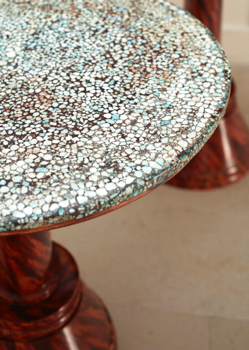 La table d'appoint créée par l'architecte et designer d'origine égyptienne Tarek Sharma a été présentée pour la première fois lors de Nomad Capri 2023 dans le cadre de la collection Capriccio Egiziano. Tarek Shamma s'est établi en tant qu'architecte