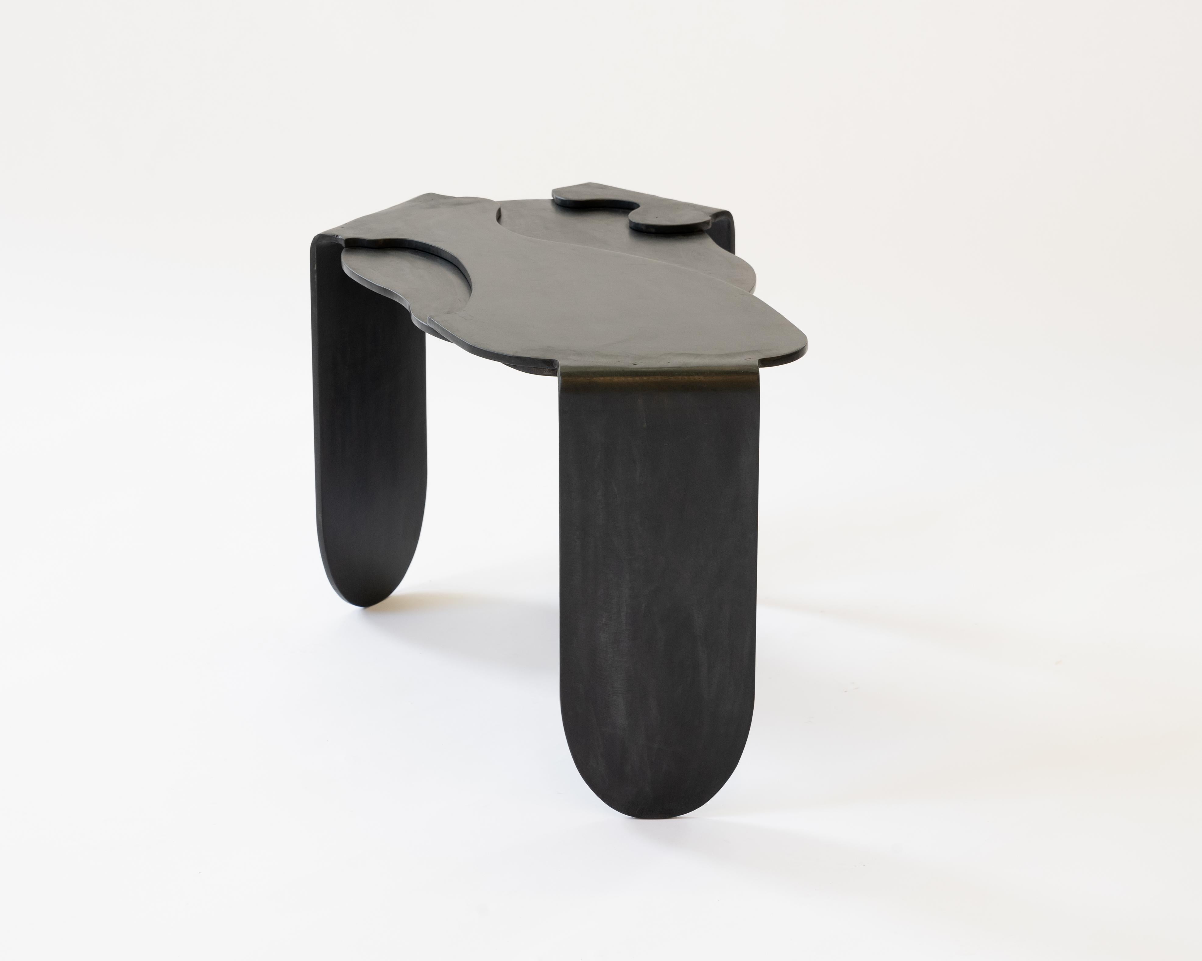 Moderne Table d'appoint unique en acier ciré organique noir moderne/contemporain en vente