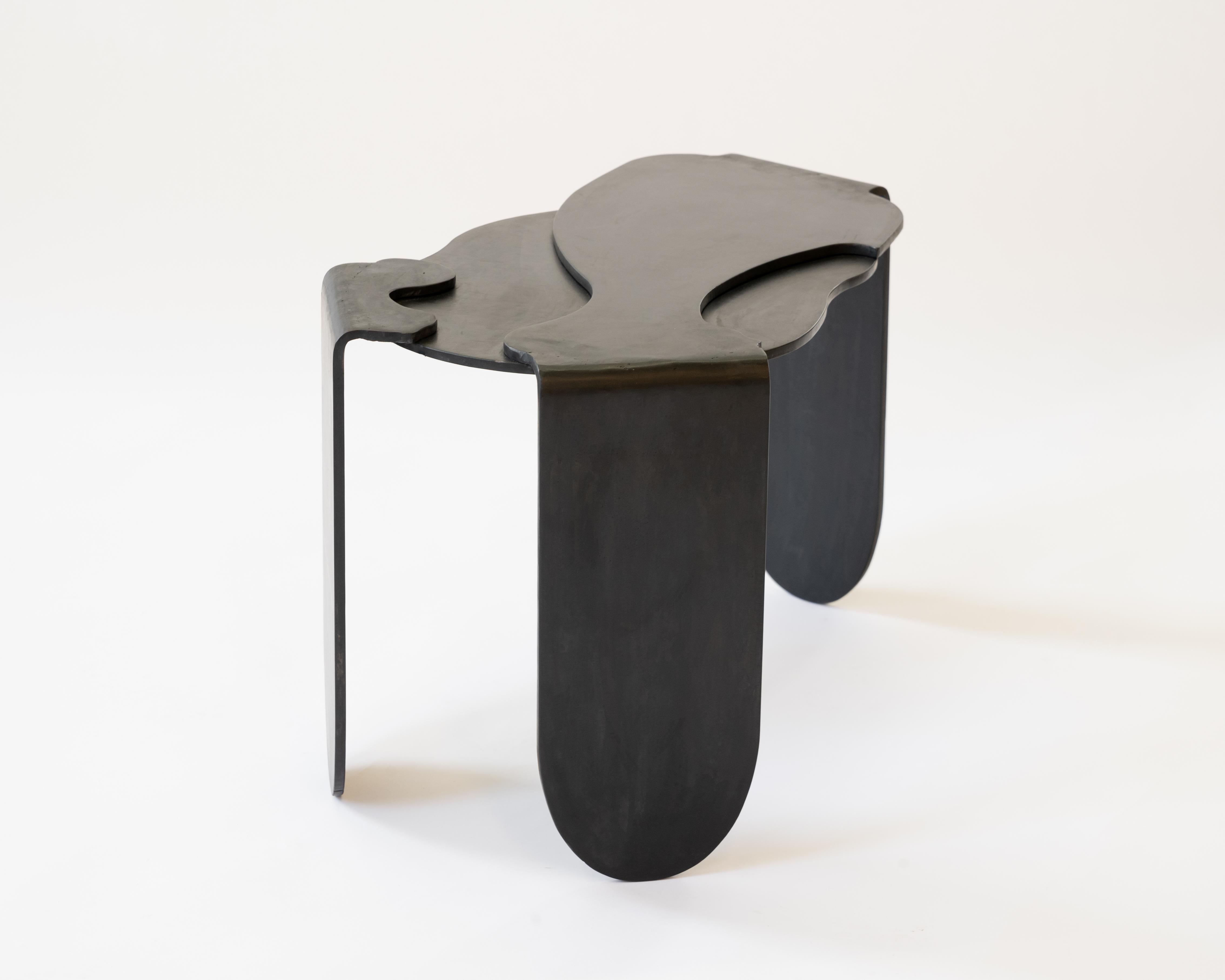 XXIe siècle et contemporain Table d'appoint unique en acier ciré organique noir moderne/contemporain en vente