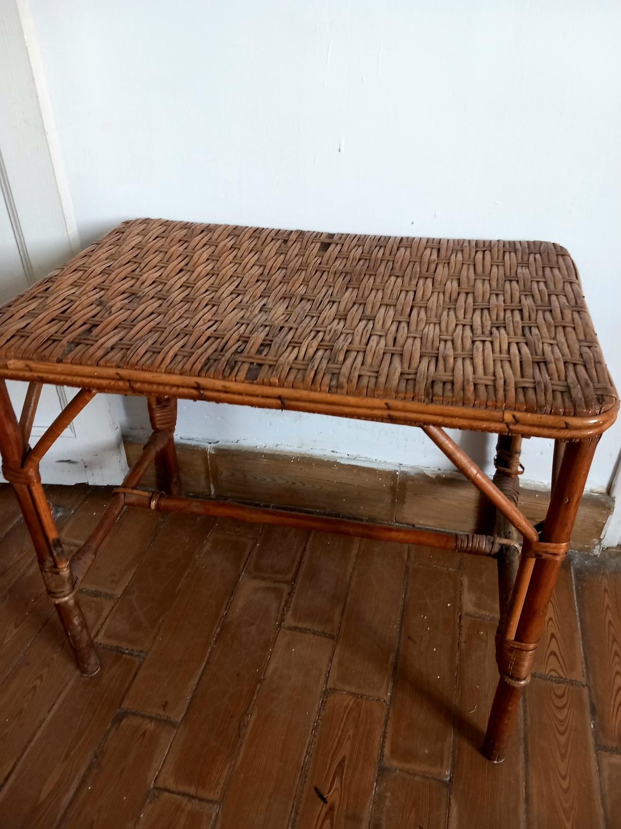 Wicker or rattan side table
 early 20th century
Preserved in an old house of colonial airs in Franc
It is in perfect conditions of use, very stable. It shows that time has passed, but its functionality is still intact and the passage of time has