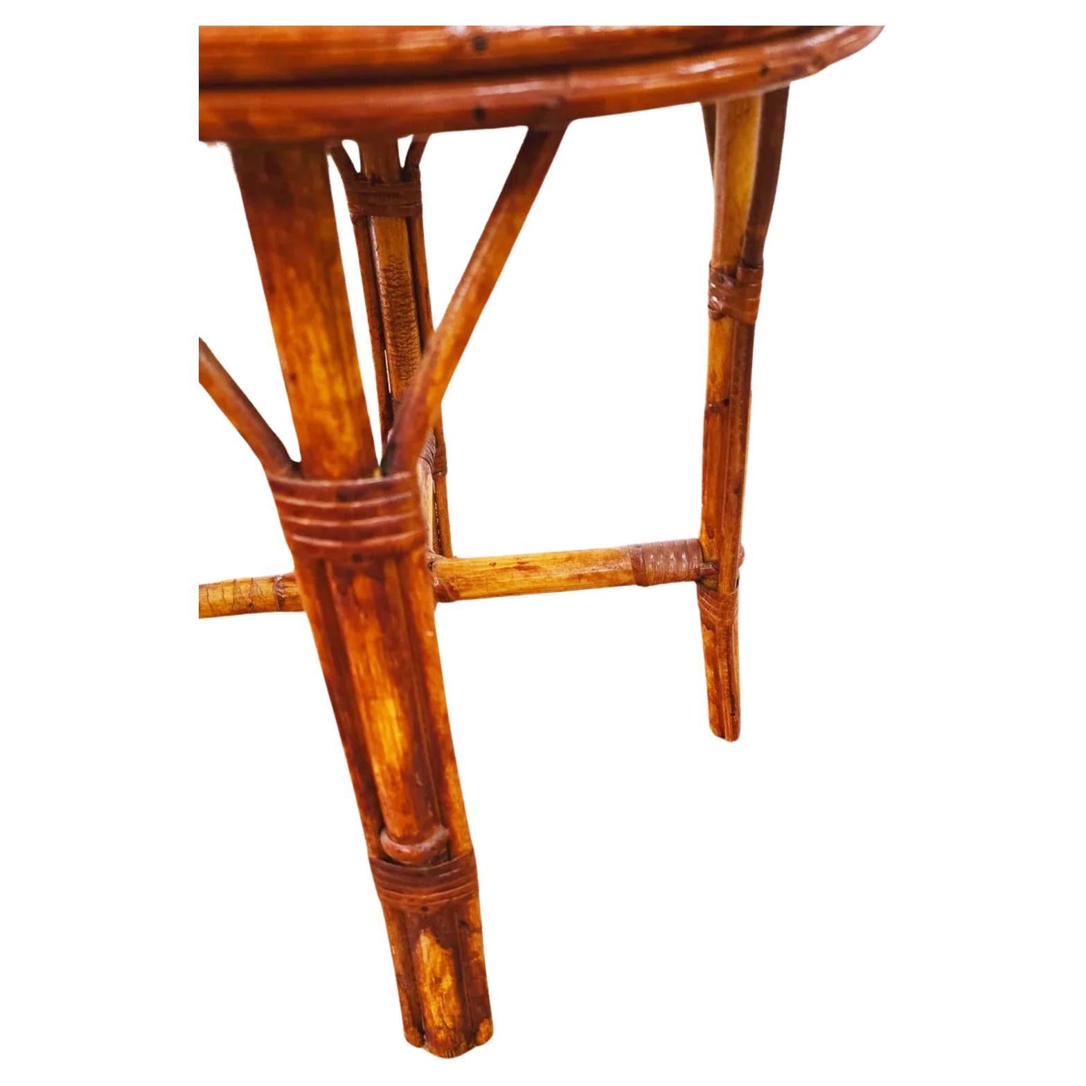 Mid-Century moderno Tavolo rotondo in rattan piccolo  Riviere francese moderna in vimini Nature anni '50 in vendita