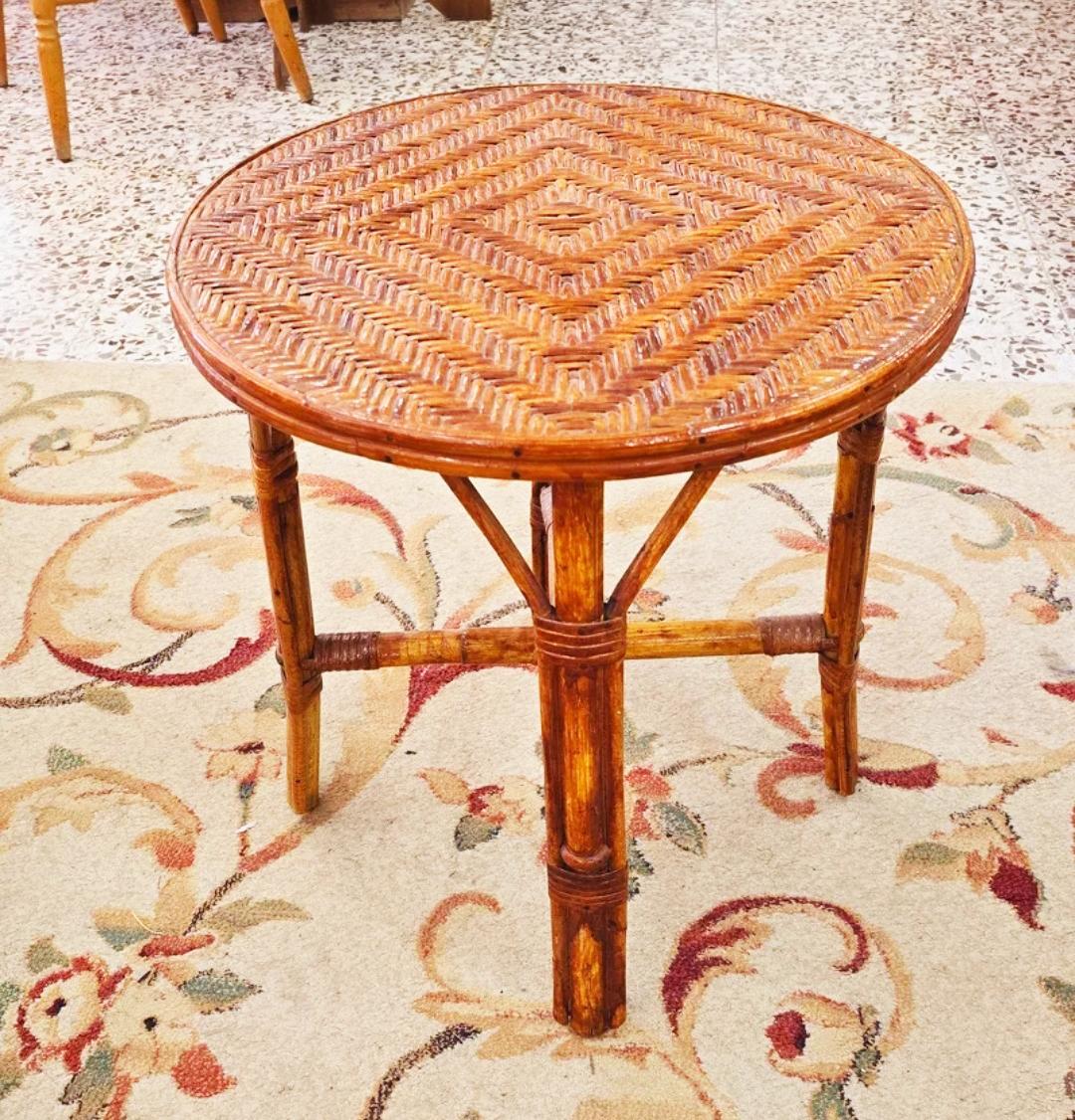 Francese Tavolo rotondo in rattan piccolo  Riviere francese moderna in vimini Nature anni '50 in vendita