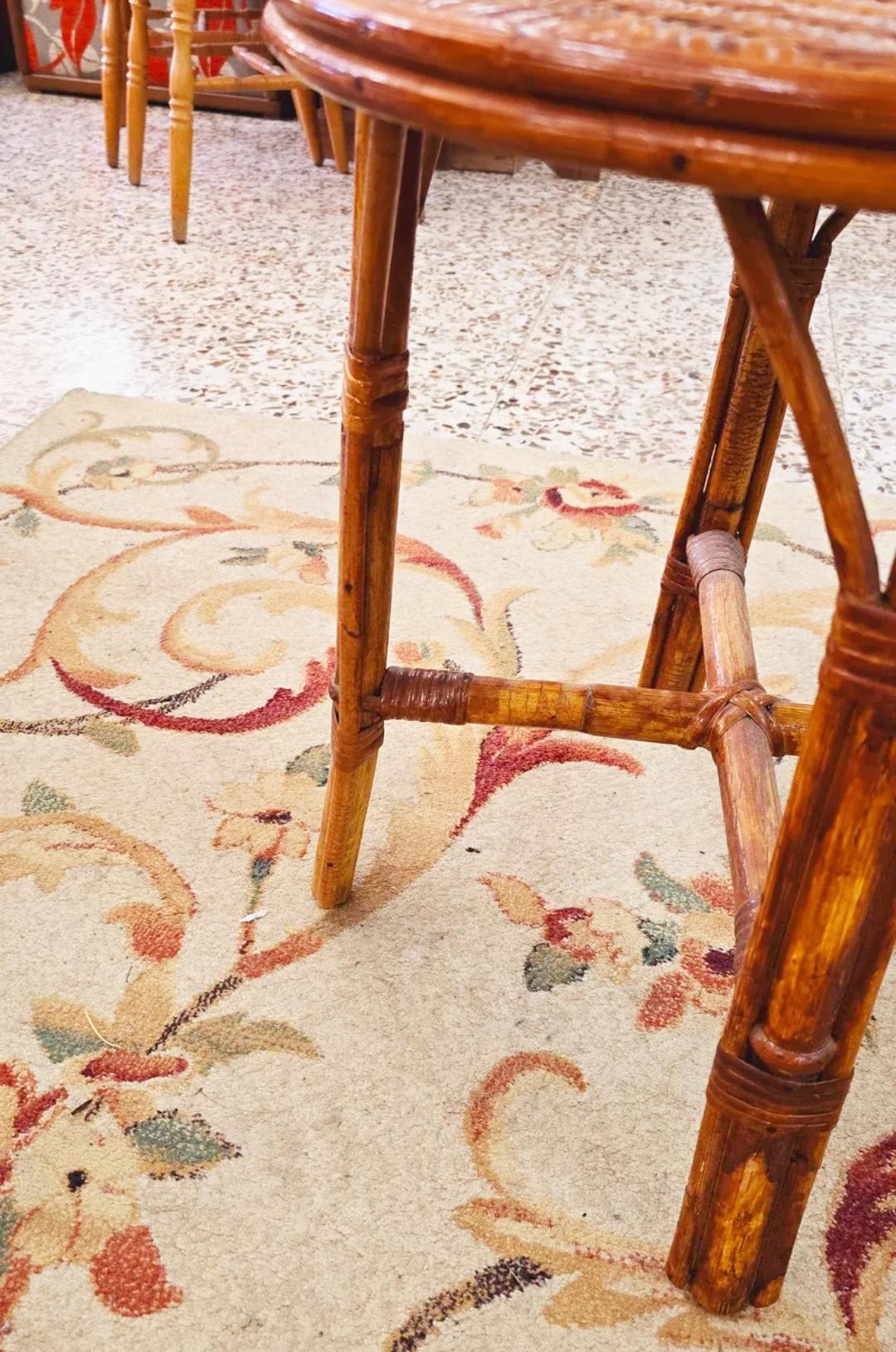 XX secolo Tavolo rotondo in rattan piccolo  Riviere francese moderna in vimini Nature anni '50 in vendita