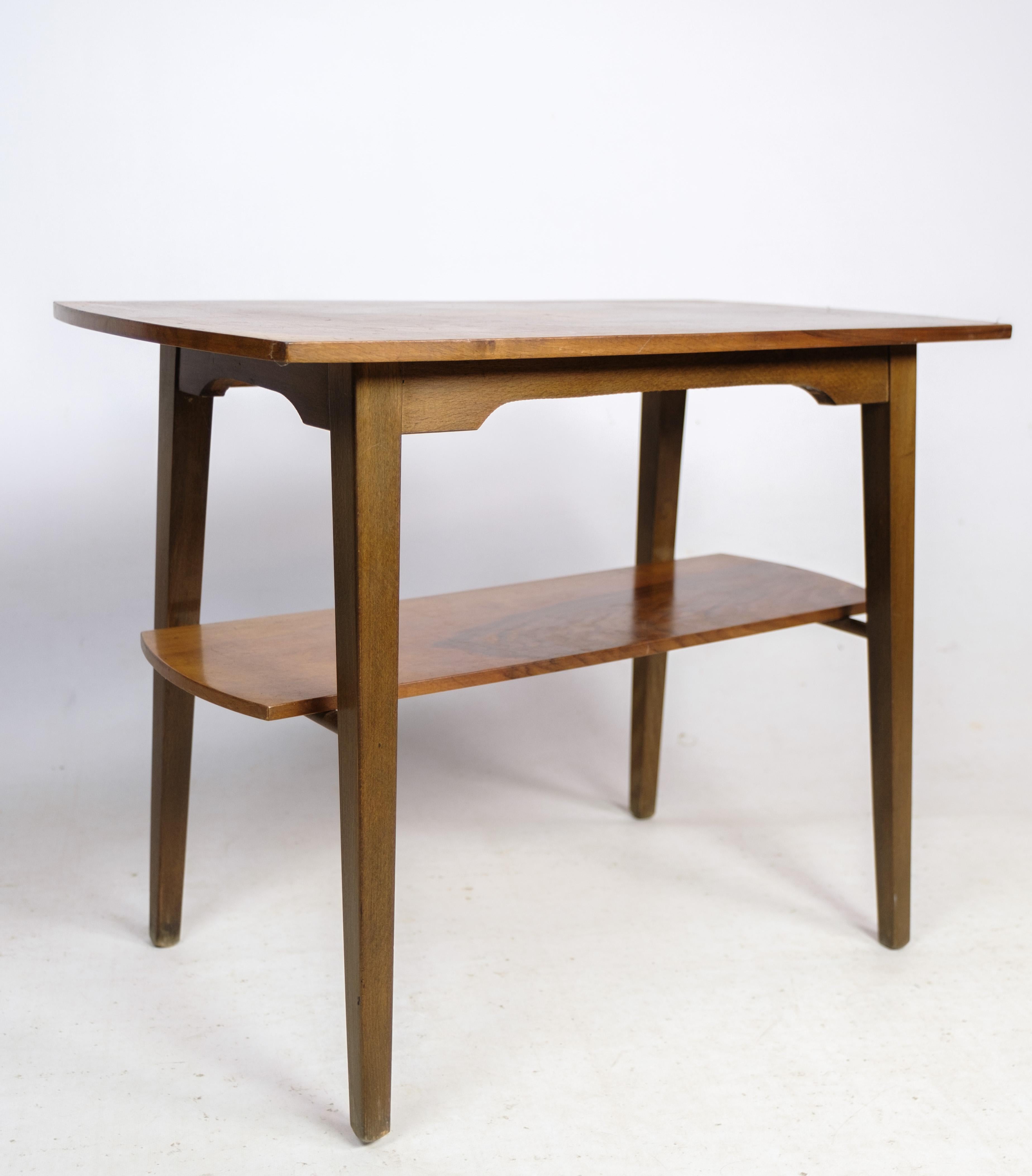Side table in walnut wood with a nice structure on the top, as well as a shelf from around the 1960s.

This product will be inspected thoroughly at our professional workshop by our educated employees, who assure the product quality.
 