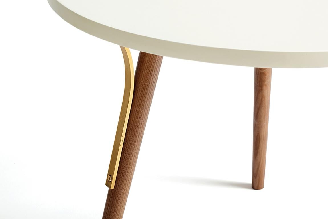 Inspiriert vom skandinavischen Design sind diese Tische minimalistisch und dennoch detailliert. Die sinnvolle Kombination von Lack und Hartholzfüßen, zusammen mit Messingdetails, ergibt ein sehr elegantes Stück. Finden Sie Ihren eigenen Lebensstil.