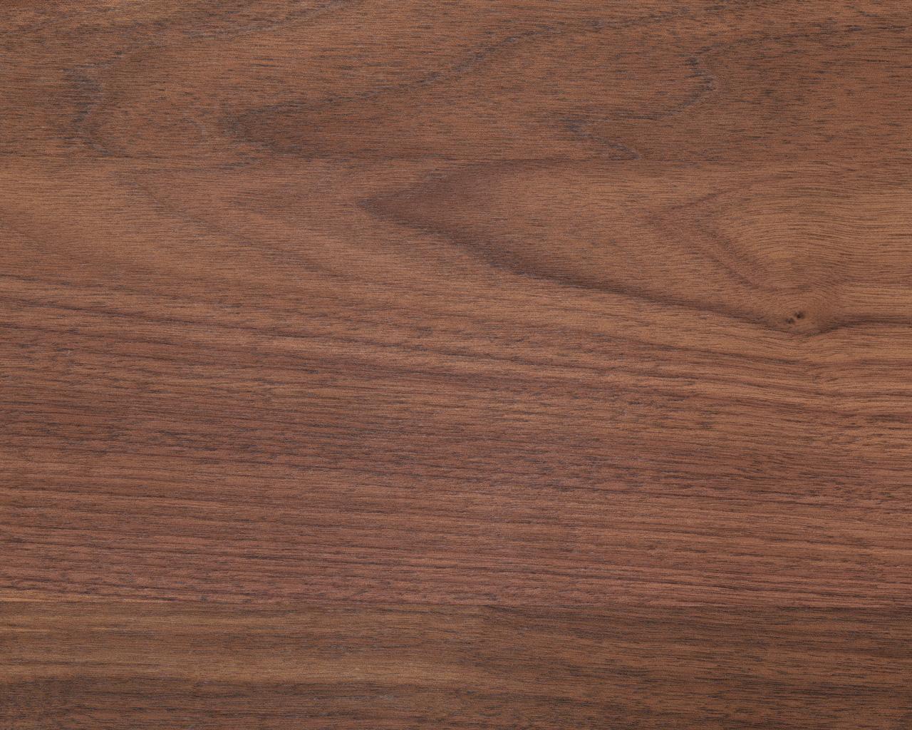 Inspirées du design scandinave, ces tables sont à la fois minimalistes et détaillées. La combinaison judicieuse de la laque et des pieds en bois dur, ainsi que des détails en métal laqué, donne naissance à une pièce très élégante. Trouvez votre