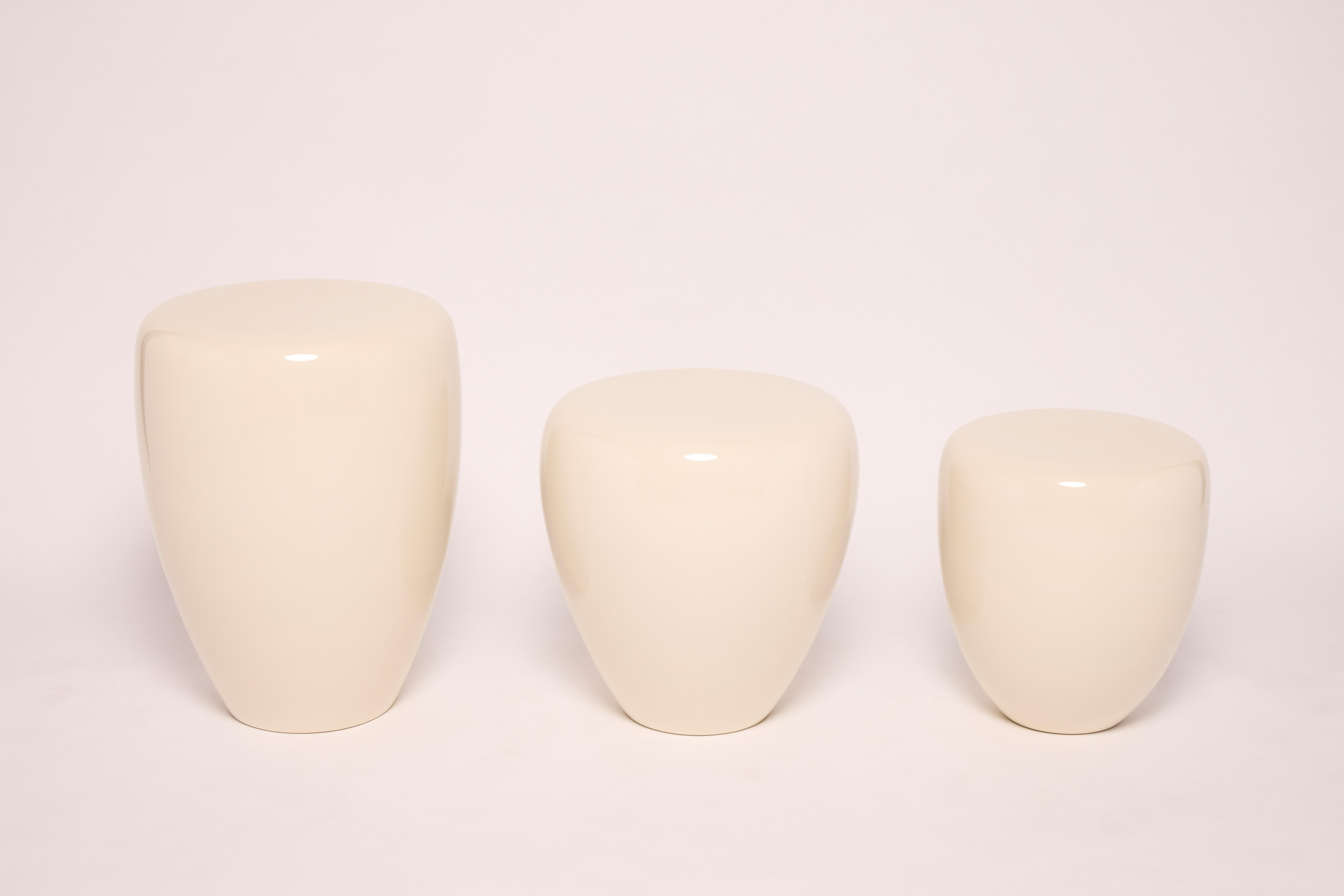 DOT no es una mesa esquinera. Es una invitación. Un experimento versátil. En primer lugar, se trata de un ojo hipnotizado por el material. La atención queda cautivada por este curioso magma. Mate, brillante, pátina bicolor, cáscara de huevo o