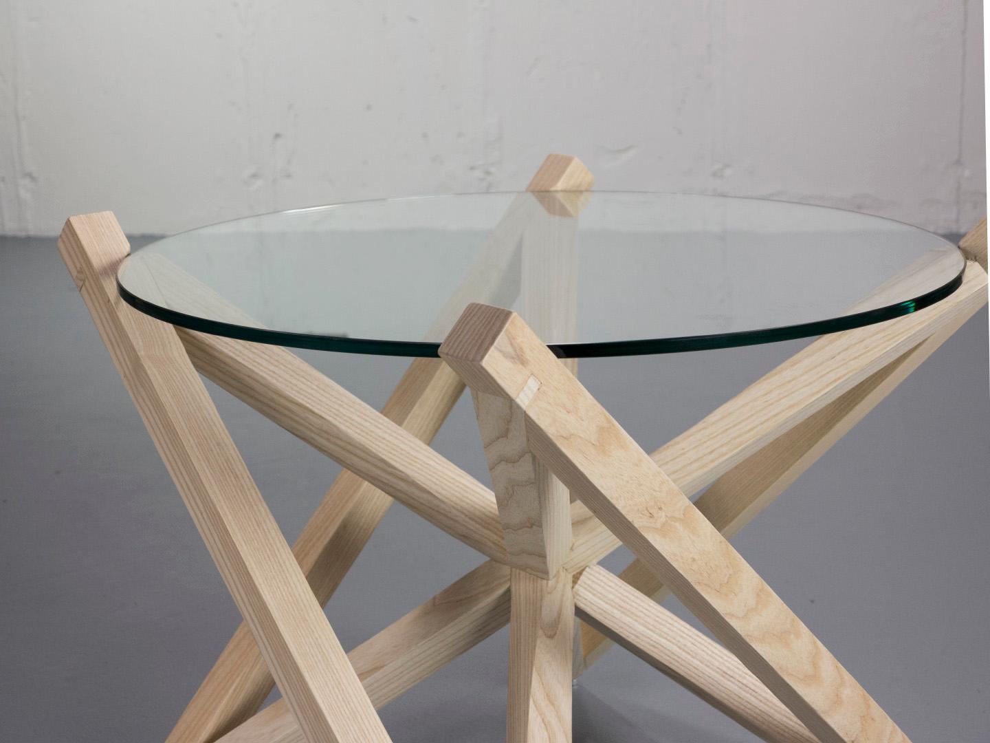 Travail du bois TABLE LATÉRALE avec base dynamique en frêne blanc et plateau rond en verre trempé en vente