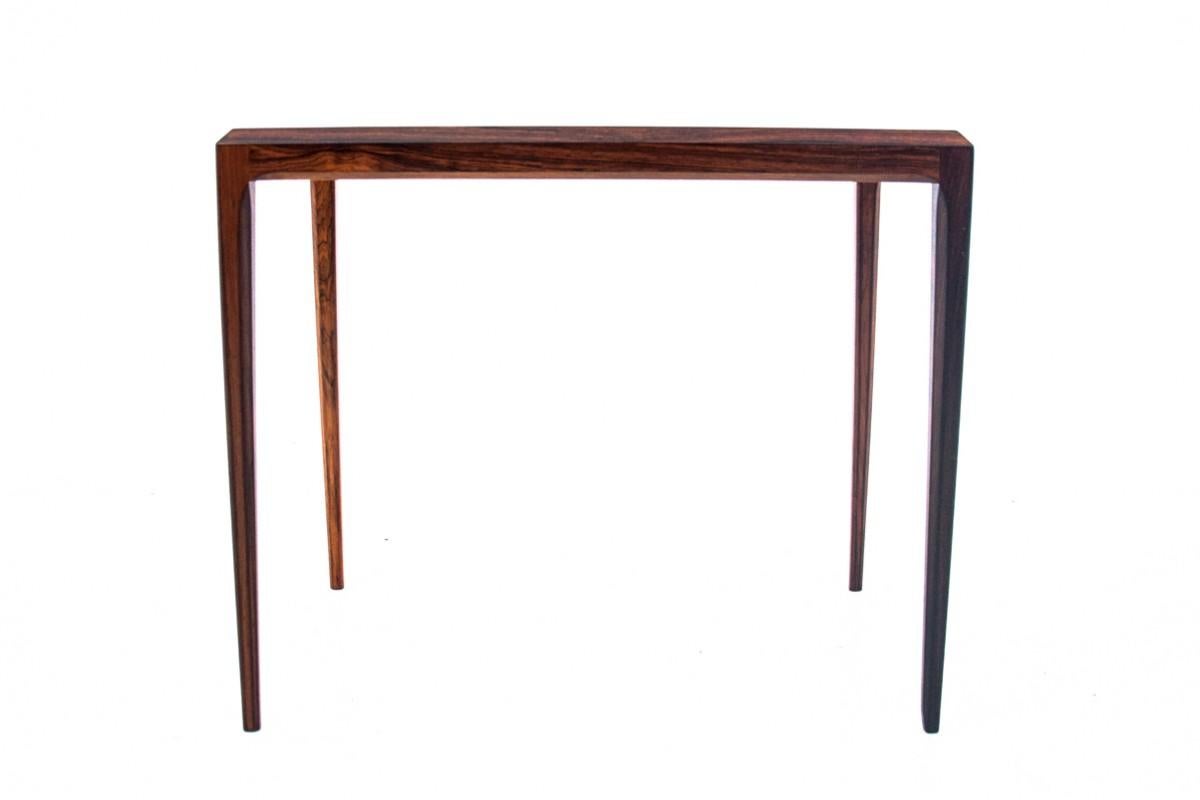 Scandinavo moderno Side table with blue ceramics, Denmark, 1960s. in vendita