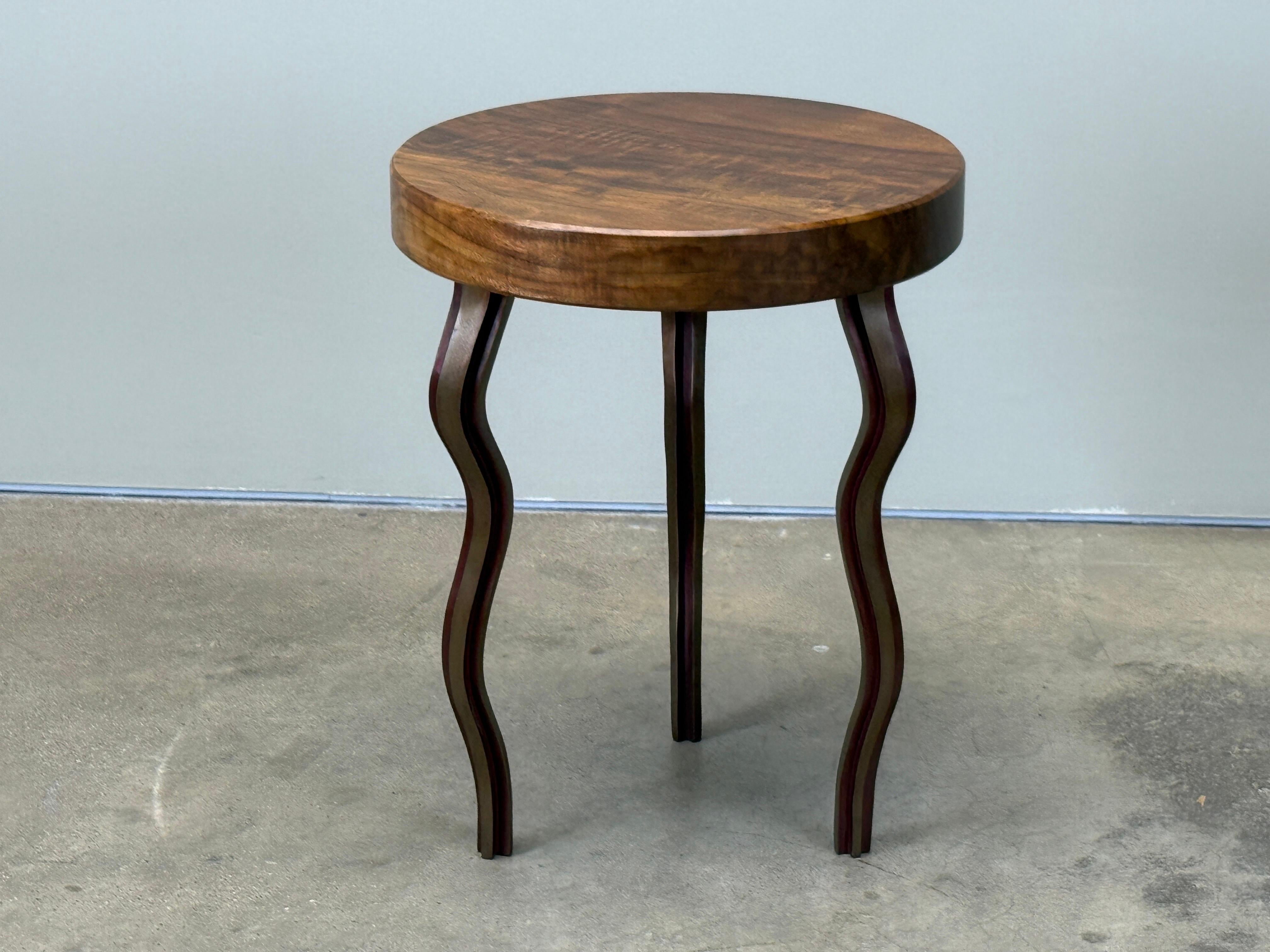 Table d'appoint en noyer avec pieds en bronze moulé par Garry Knox Bennett. Cette table signée et intitulée STDBA #121 provient de la succession de l'artiste. 