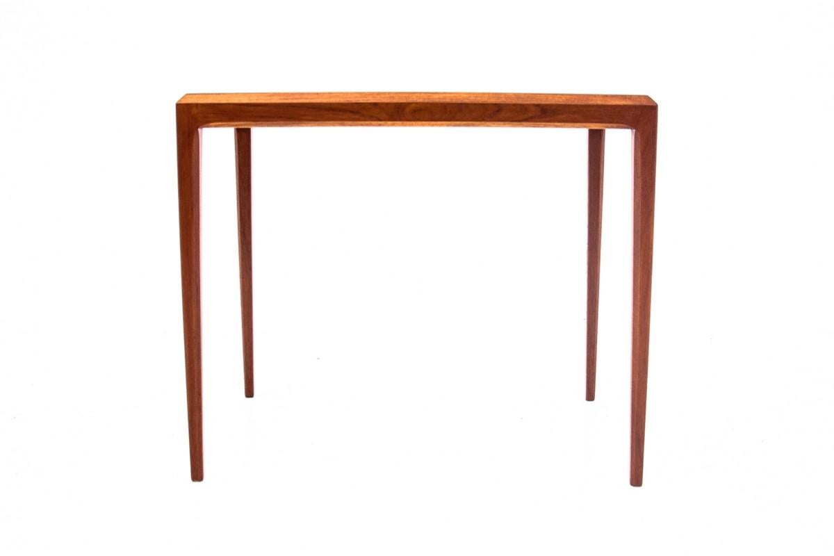 Teak coffee/side table with ceramic top. Produced in the mid-20th century in Denmark.

The furniture is in very good condition, after professional renovation.

Dimensions: height 51 cm / width 60 cm / depth 36 cm