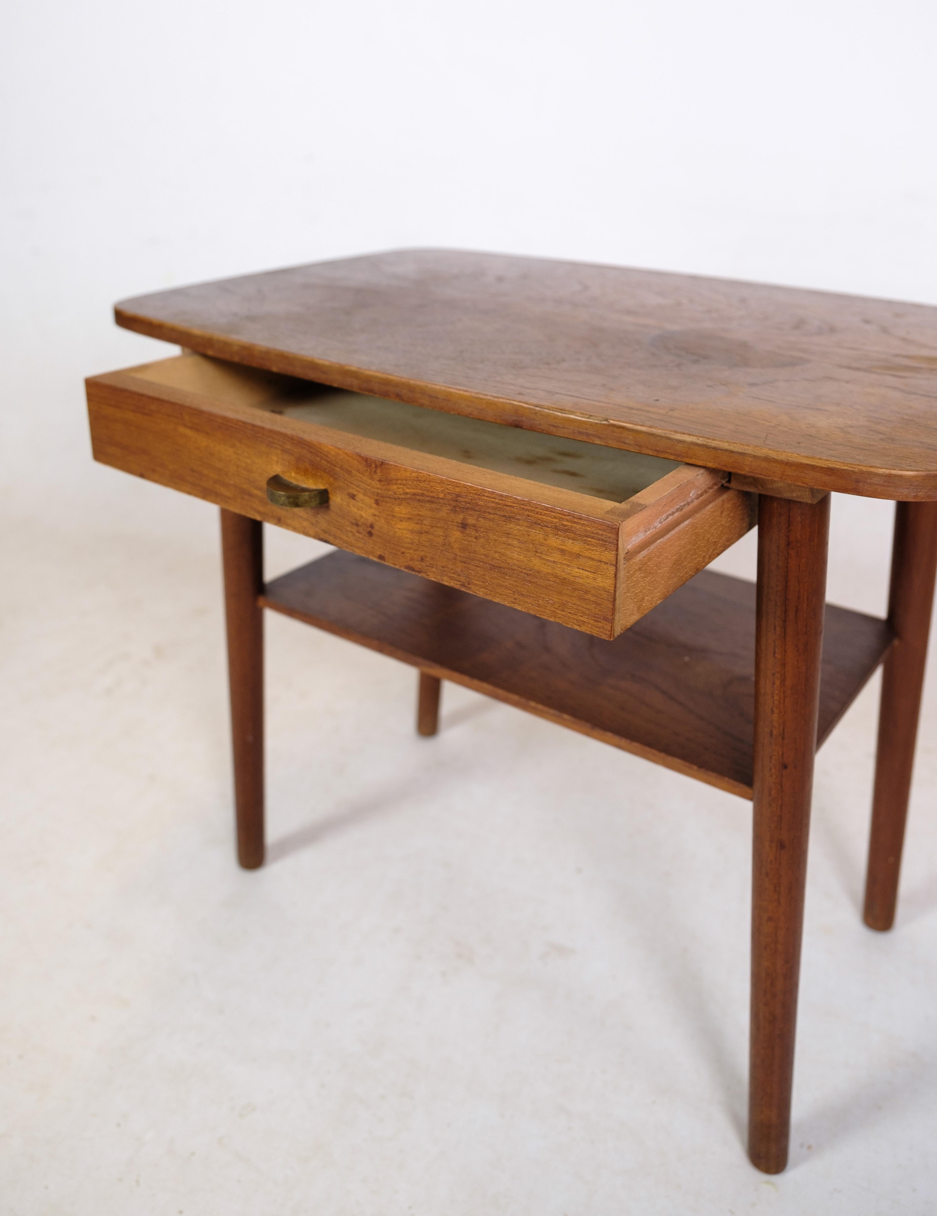 Scandinave moderne Table d'appoint avec tiroir et étagère en bois de teck au design danois des années 1960 en vente