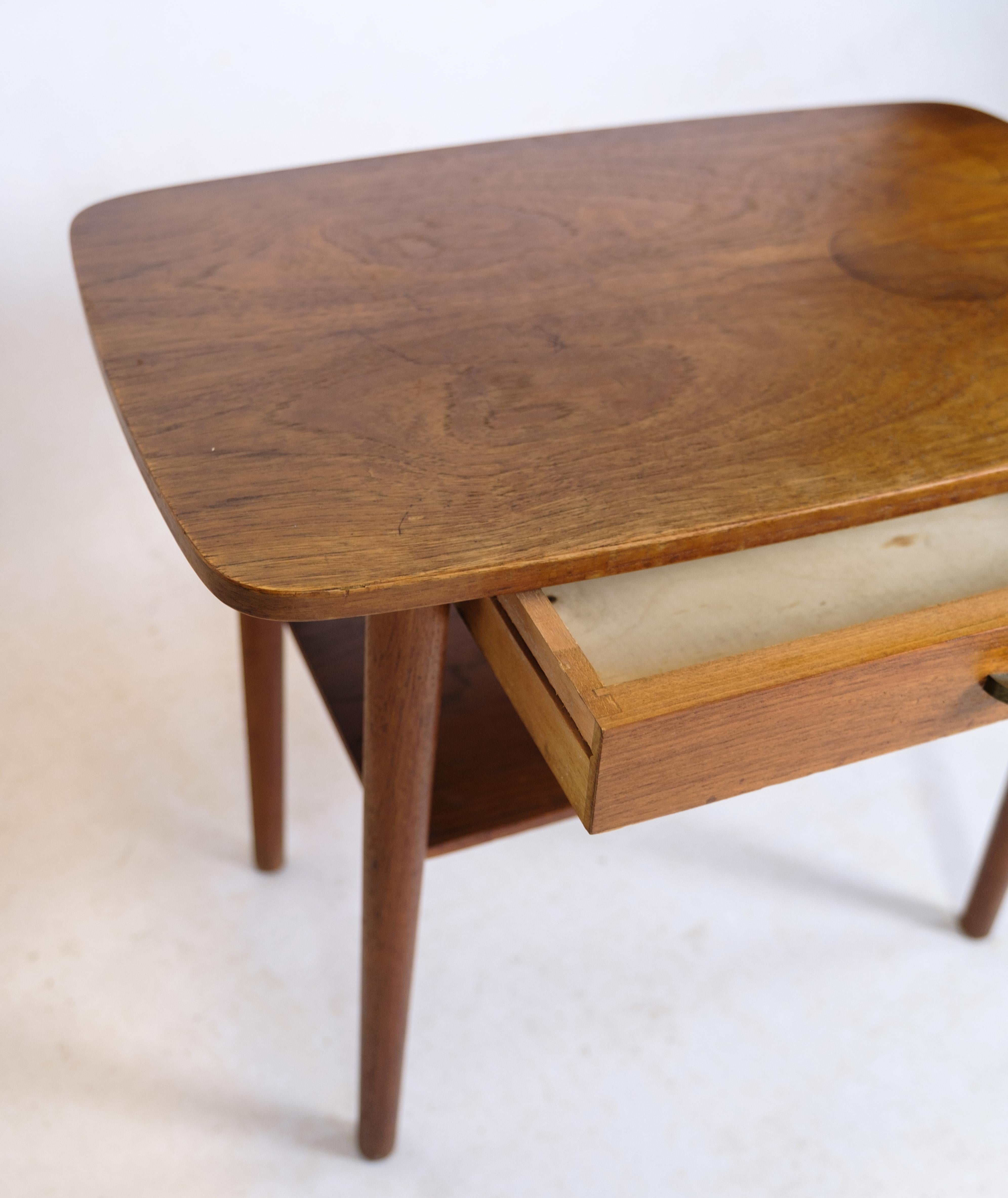 Danois Table d'appoint avec tiroir et étagère en bois de teck au design danois des années 1960 en vente