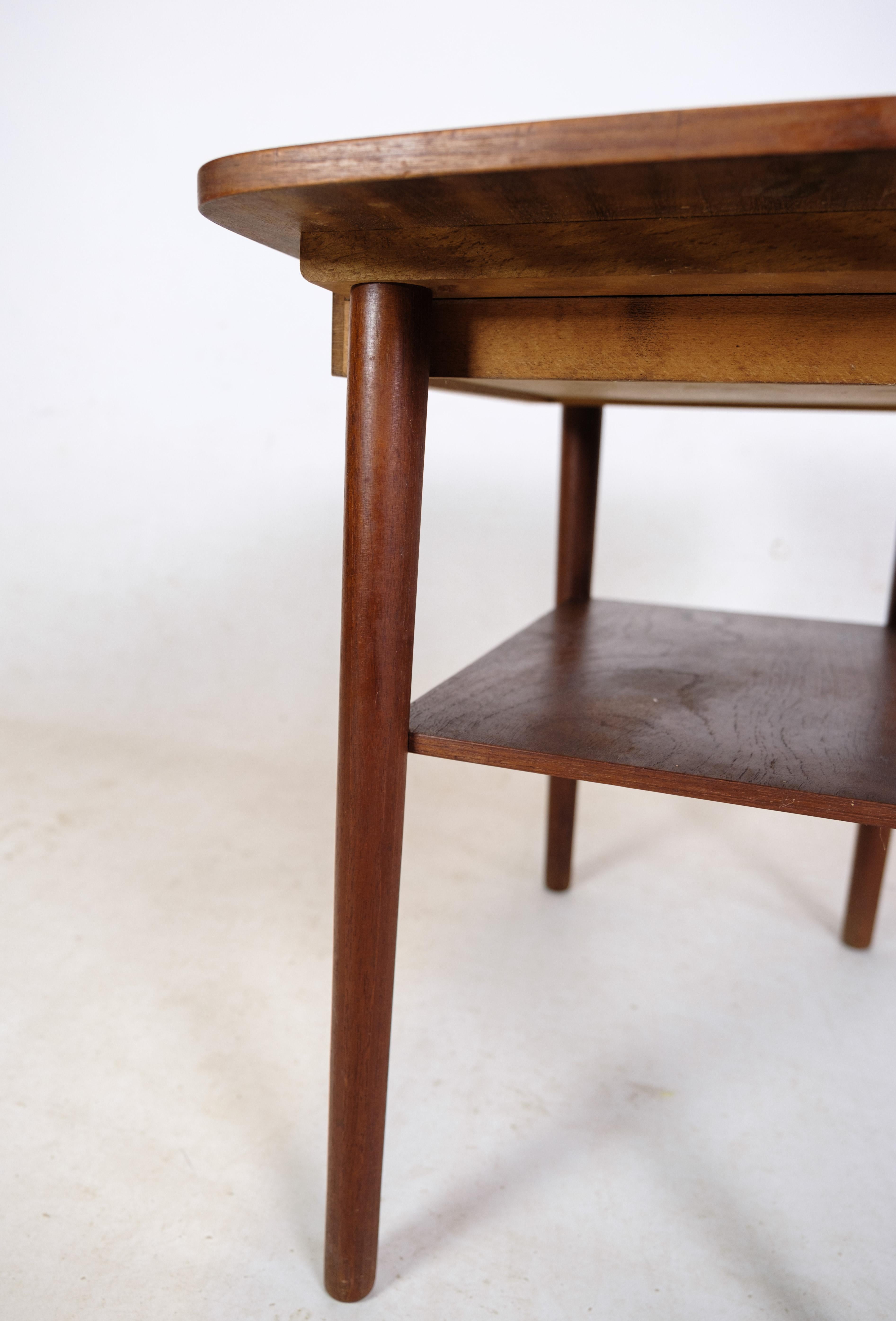 Teck Table d'appoint avec tiroir et étagère en bois de teck au design danois des années 1960 en vente