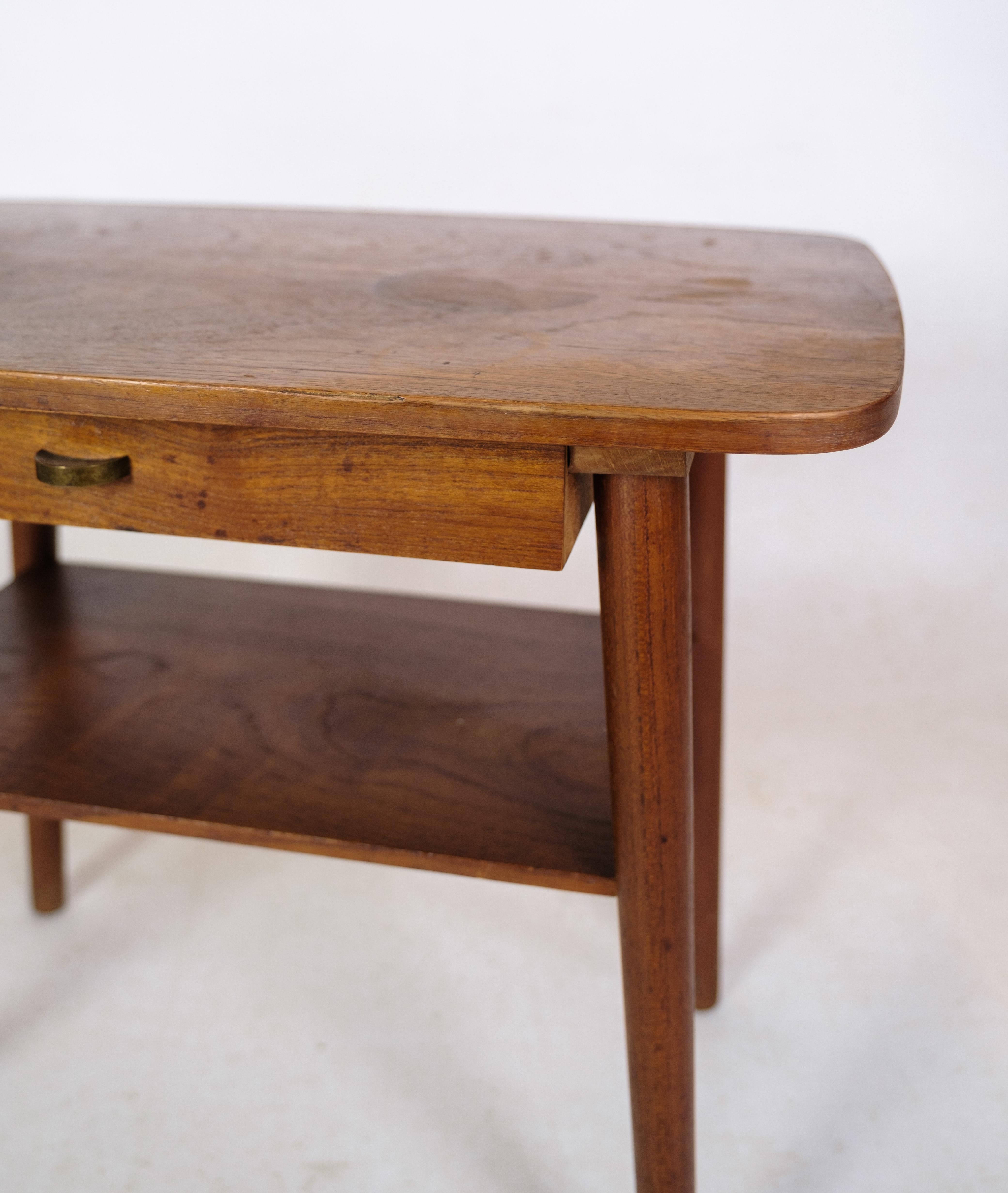 Table d'appoint avec tiroir et étagère en bois de teck au design danois des années 1960 en vente 1