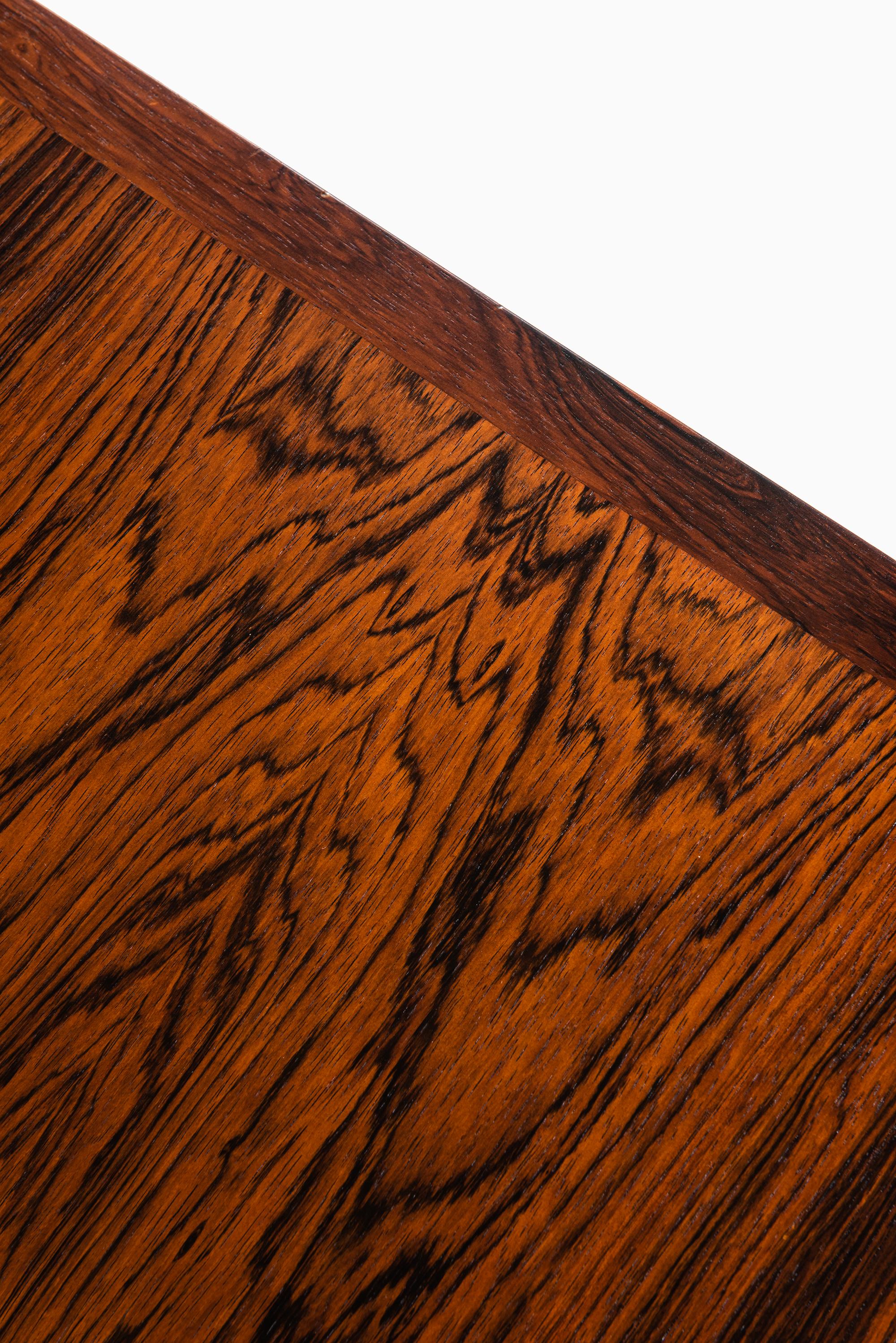 Milieu du XXe siècle Table d'appoint avec tiroir par O.O. Rykken & Co. Møbelfabrik en Norvège en vente