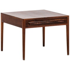 Mesa auxiliar con cajón by O.O. Rykken & Co. Møbelfabrik en Noruega
