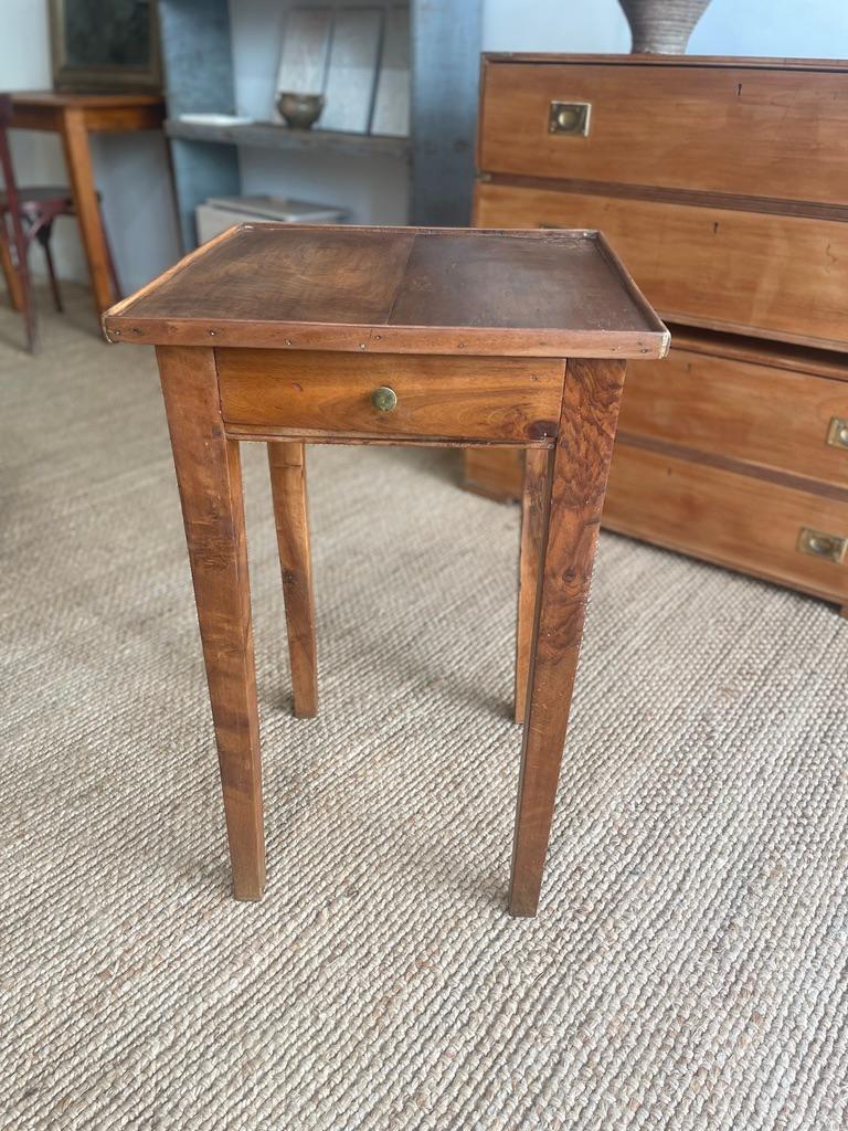 table d'appoint ancienne avec tiroir parfaite comme table d'appoint ou à l'entrée