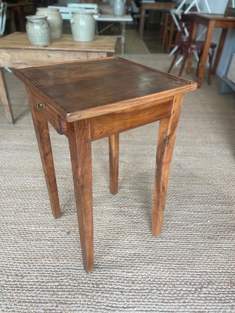 Provincial français Table d'appoint avec tiroir