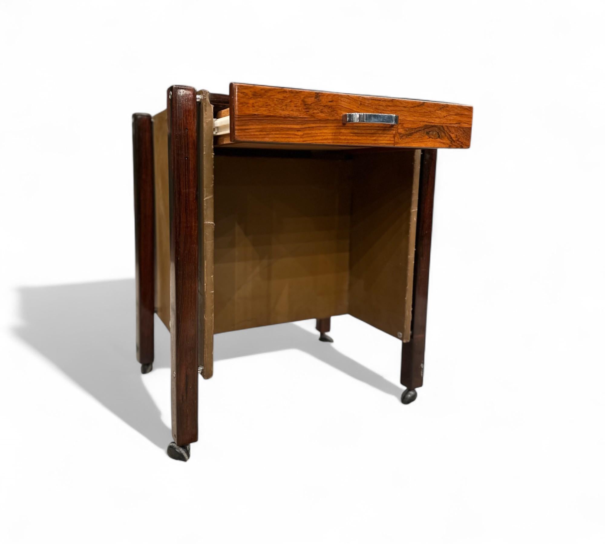 Mid-Century Modern Table d'appoint à tiroirs et roulettes en bois dur, Jorge Zalszupin, années 1960 - Lot 567 en vente