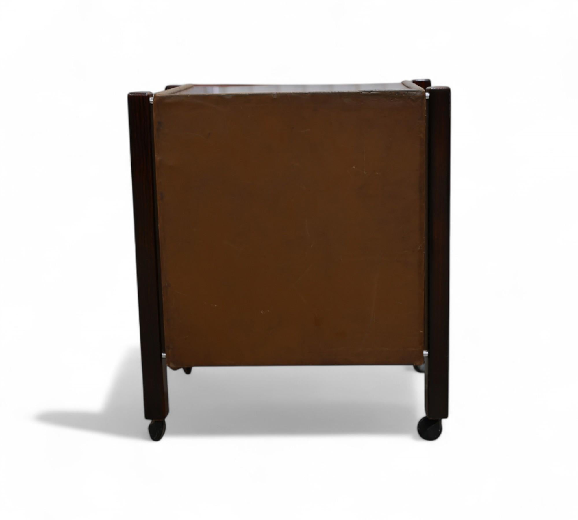 Brésilien Table d'appoint à tiroirs et roulettes en bois dur, Jorge Zalszupin, années 1960 - Lot 567 en vente