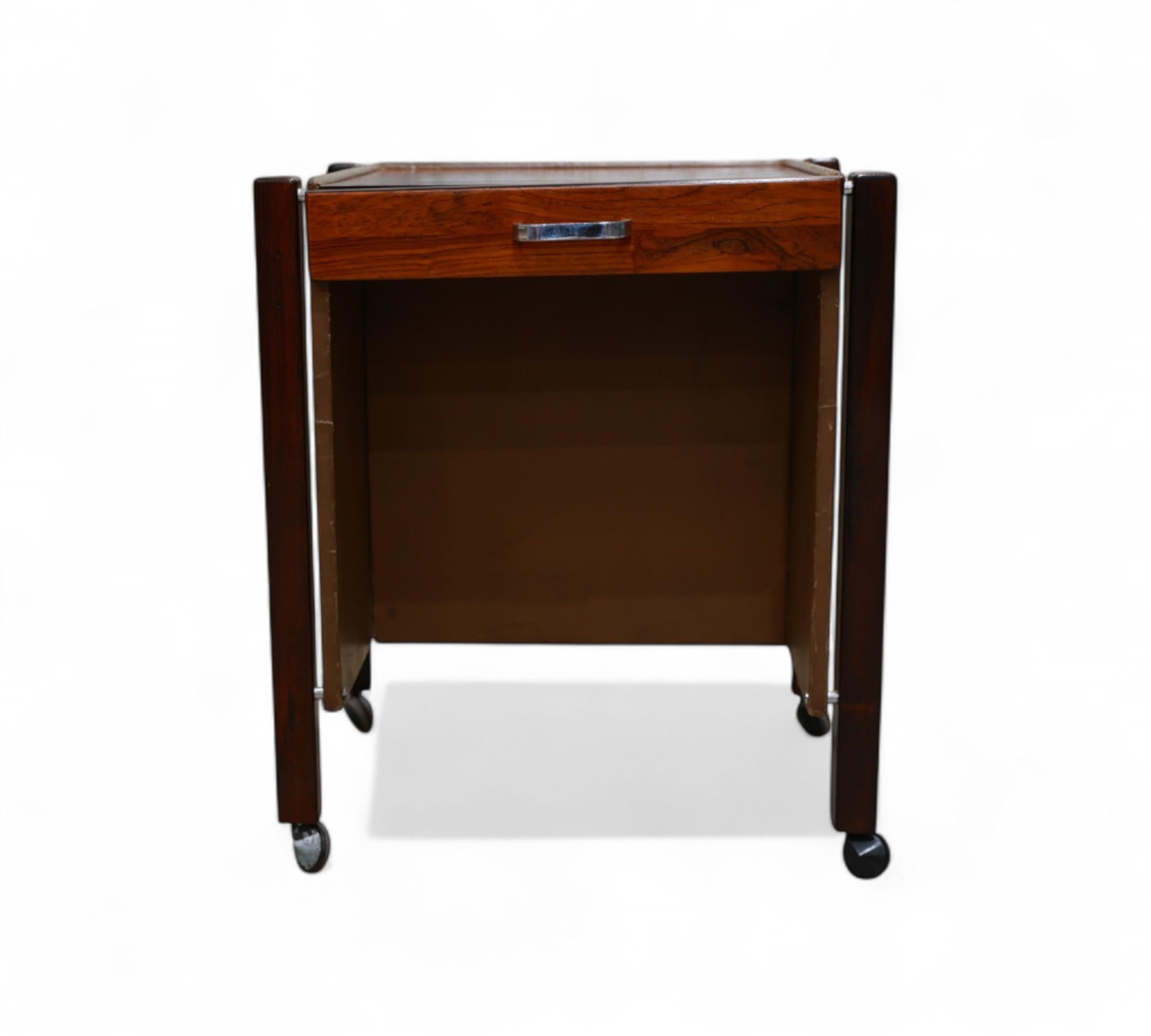 Travail du bois Table d'appoint à tiroirs et roulettes en bois dur, Jorge Zalszupin, années 1960 - Lot 567 en vente
